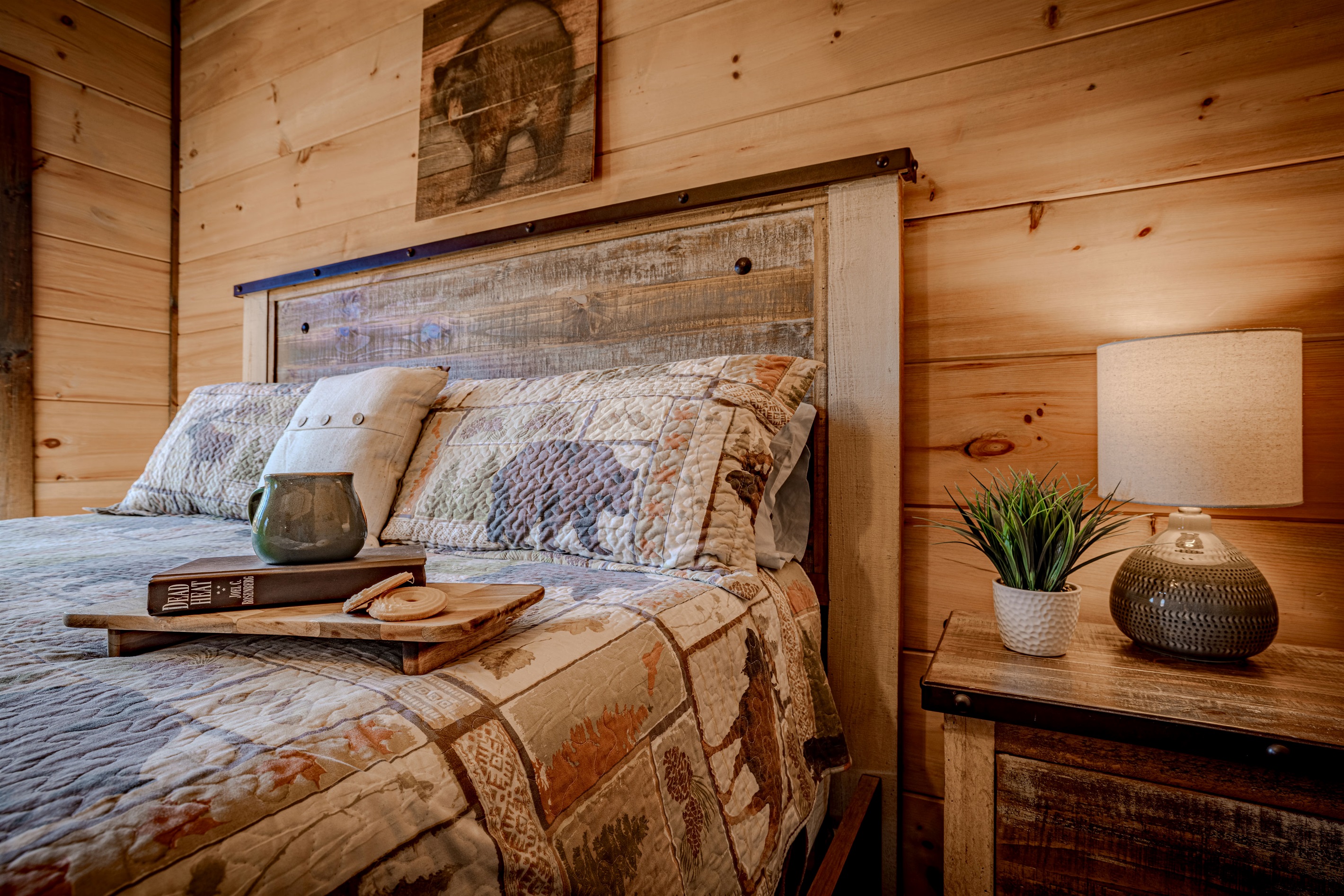 Thoughtfully designed king room with warm lodge-style décor.