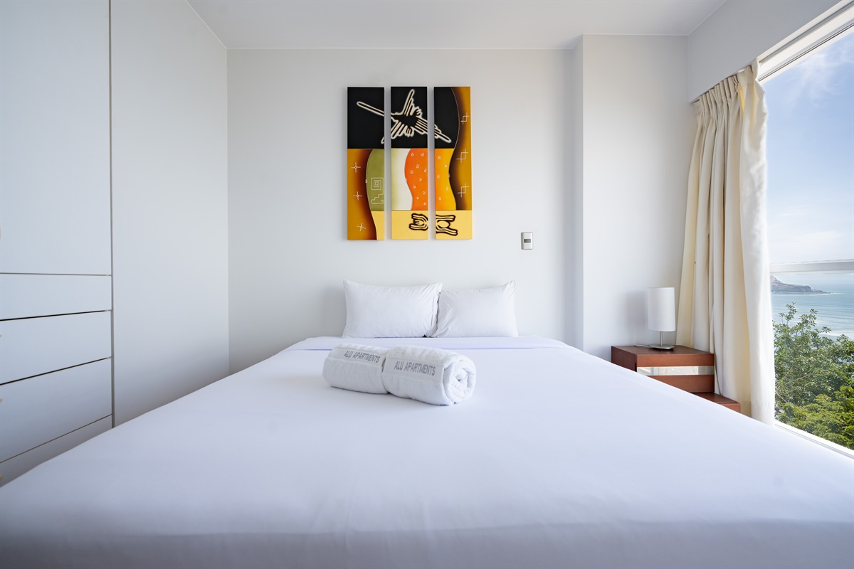 Modern comfort with a queen bed and unforgettable views of the ocean and Malecón  /  Cama queen y vistas inolvidables al océano y al malecón