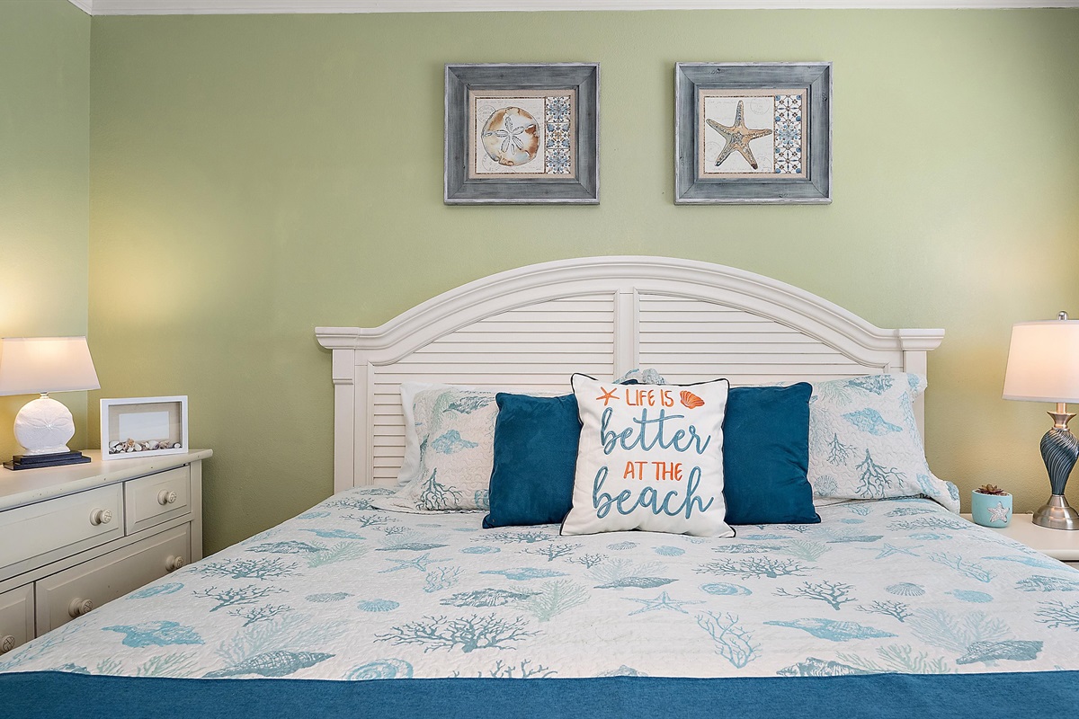 Stretch out for an afternoon nap on the Kingsize bed