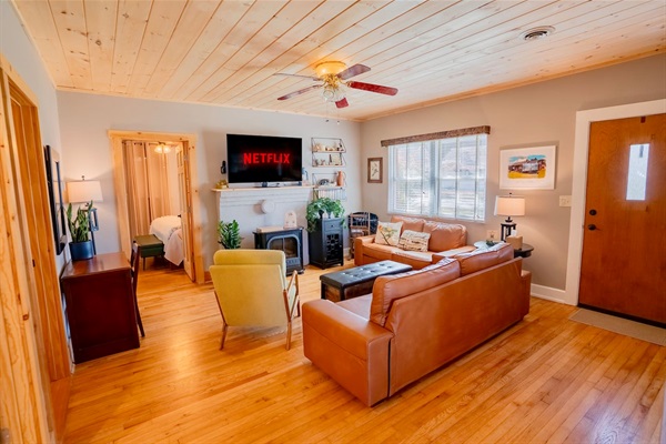 Comfortable family living room with plenty of seating, a smart TV —perfect for movie nights and relaxing together after a fun day in Pigeon Forge.