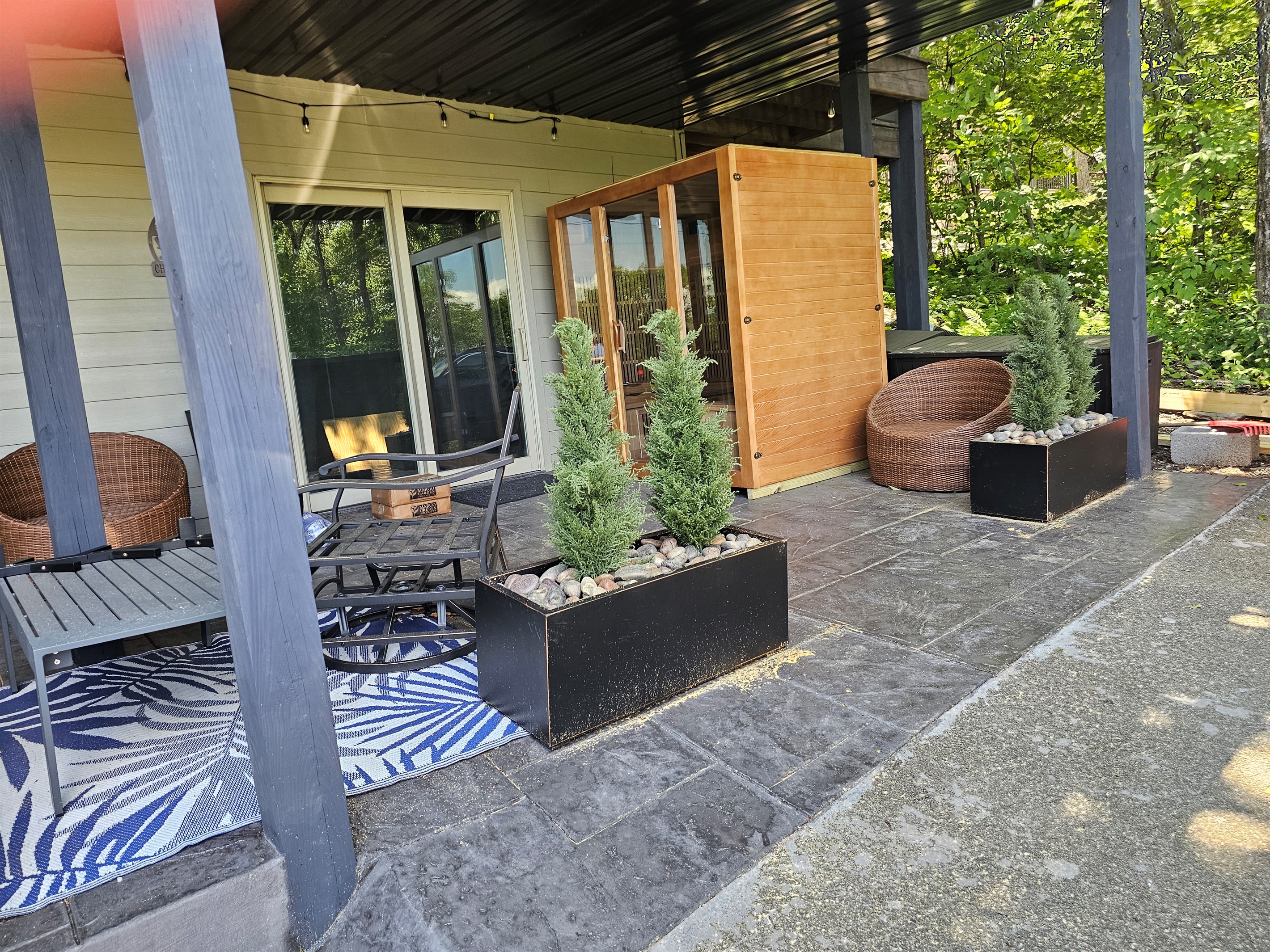 Accessibility Feature - Step-free access to lower level (3 story property) (supporting photo 3)