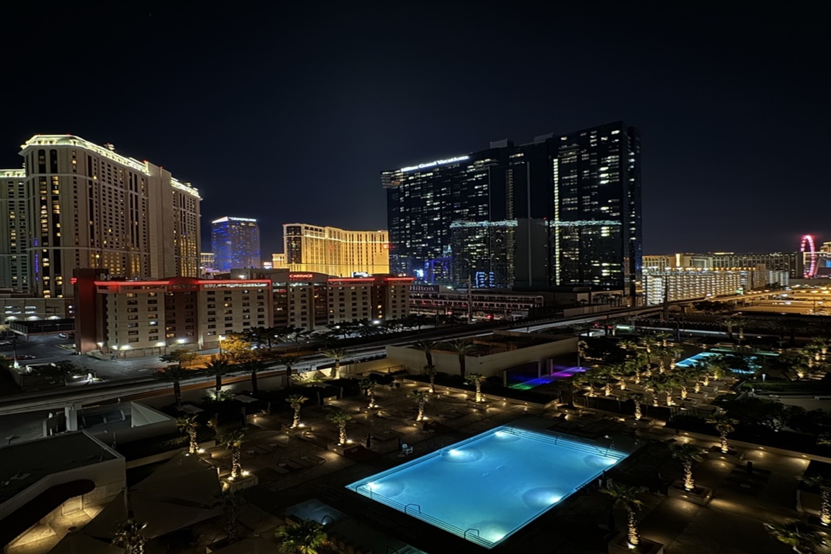 Vegas Nights ✨ - Unwind with a Stunning Skyline Backdrop!