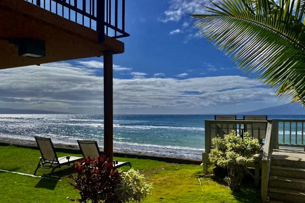 Sun loungers, BBQ grill and observation deck