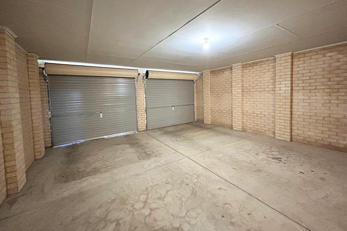 Dble Garage - direct entrance to home