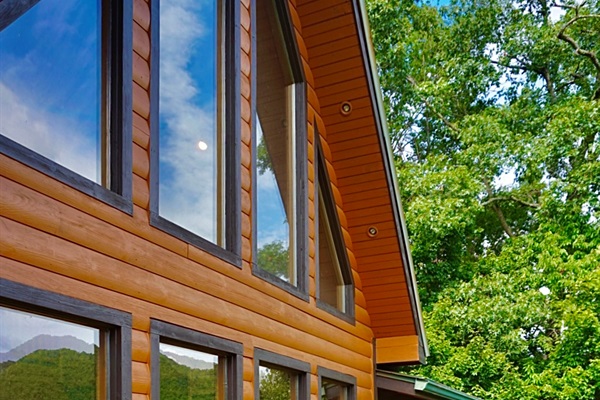 Outdoor Deck: Sip coffee on the deck while soaking in stunning mountain views and fresh breezes!