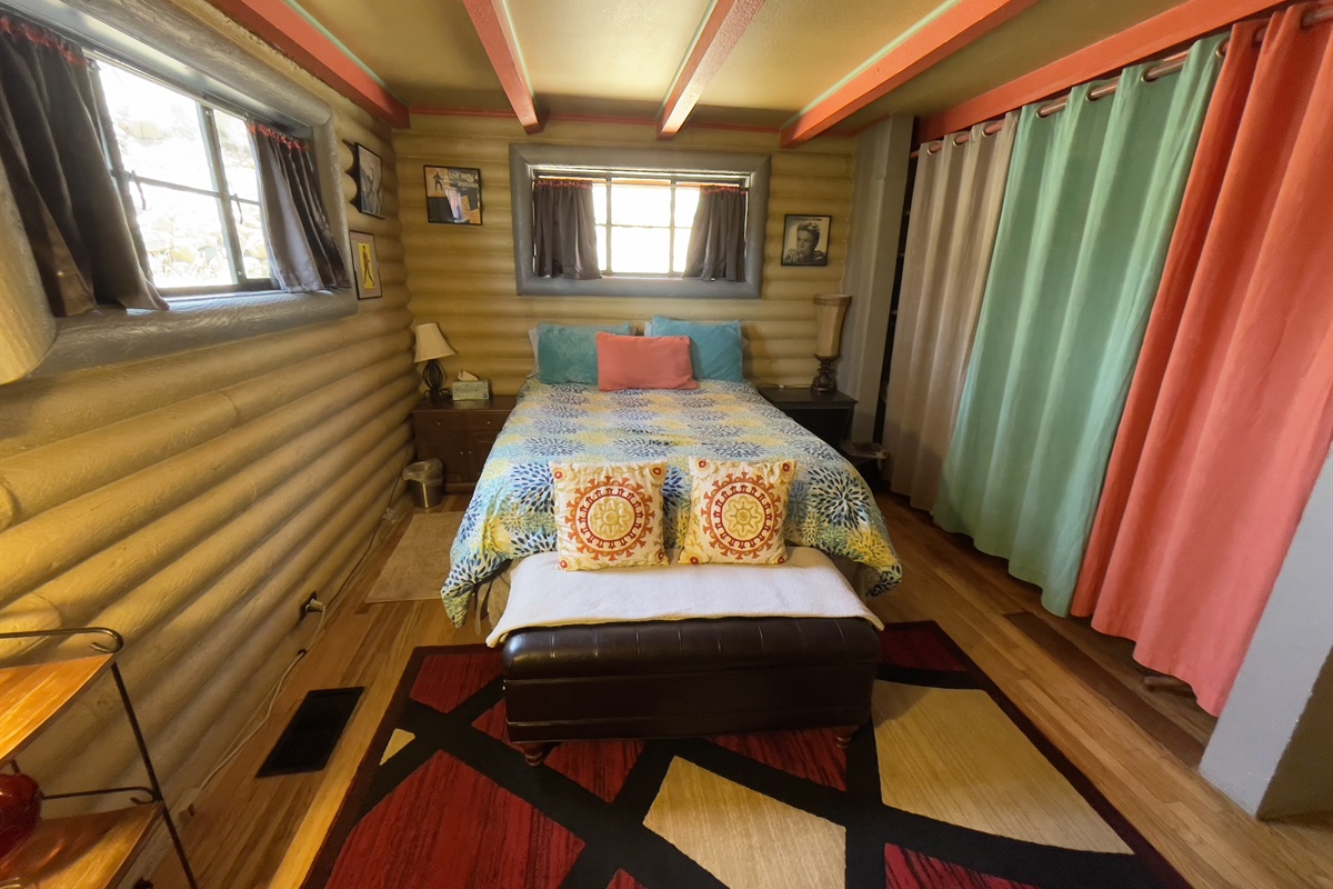 Bedroom 2, Queen Bed