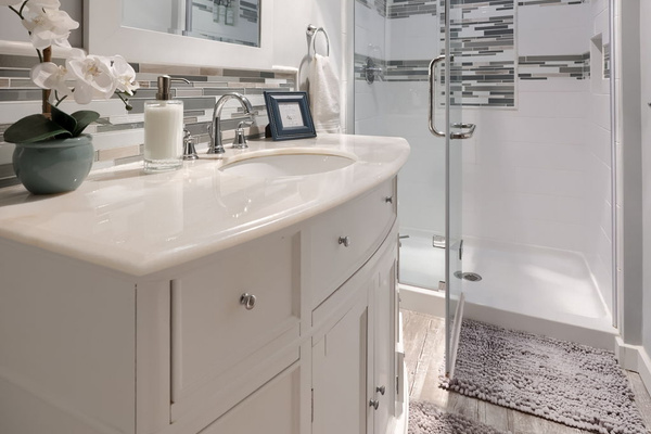 En Suite primary bathroom (washer and dryer are located in this bathroom for guest convenience)