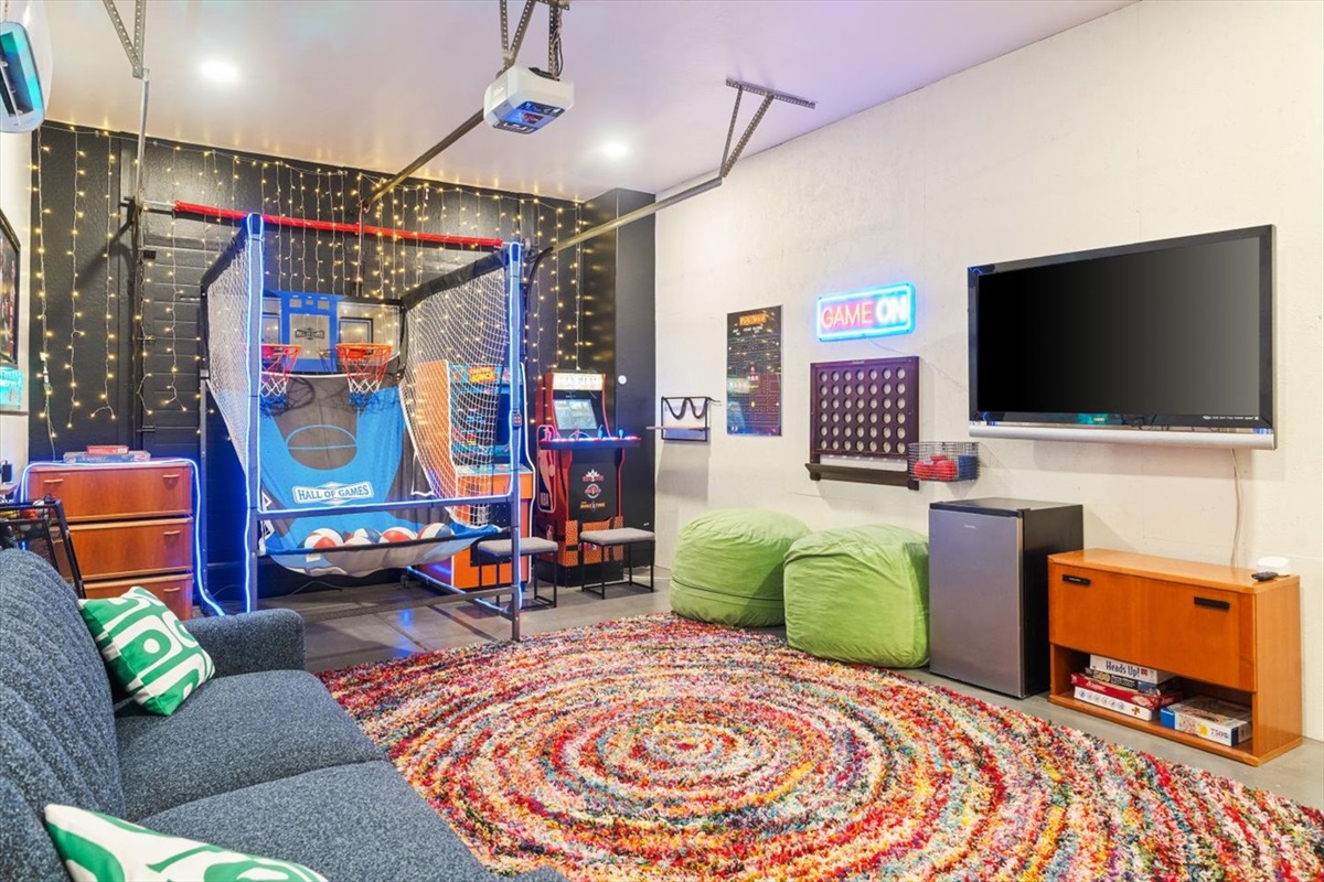 55" TV | Huge Connect Four | Mini Fridge | Full size pull out sofa