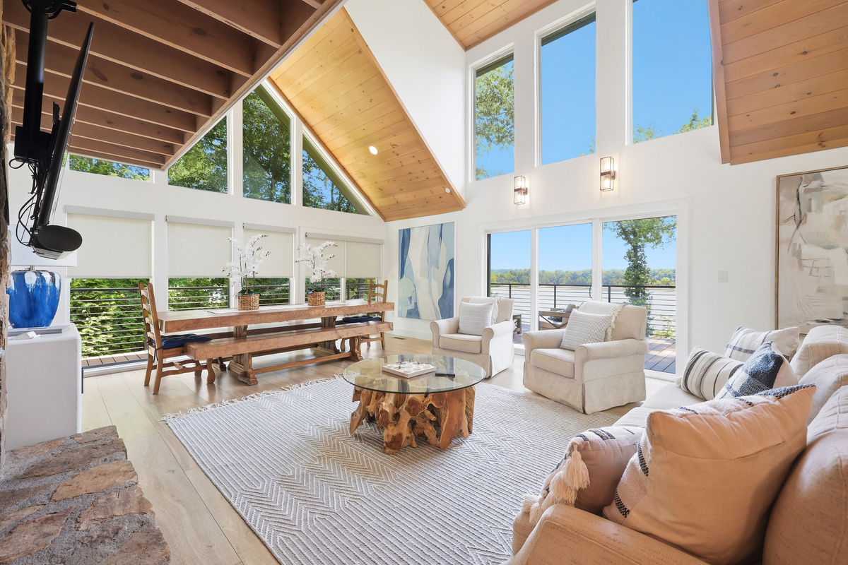 Cozy with tall ceilings and huge views