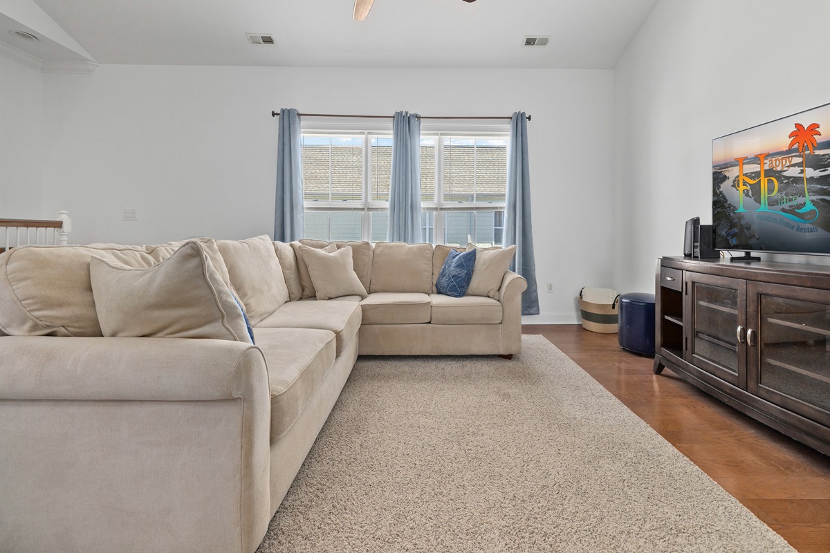 Designed for effortless group comfort.
Vaulted ceilings create an open, airy feel, while the oversized sectional invites everyone to relax together. A dedicated dining space encourages shared meals and game nights, the kitchen bar keeps Conversations alive