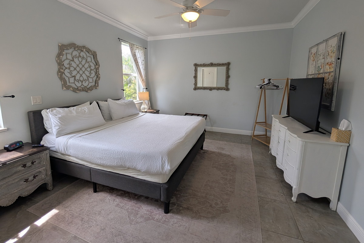 Primary Bedroom (King Bed)