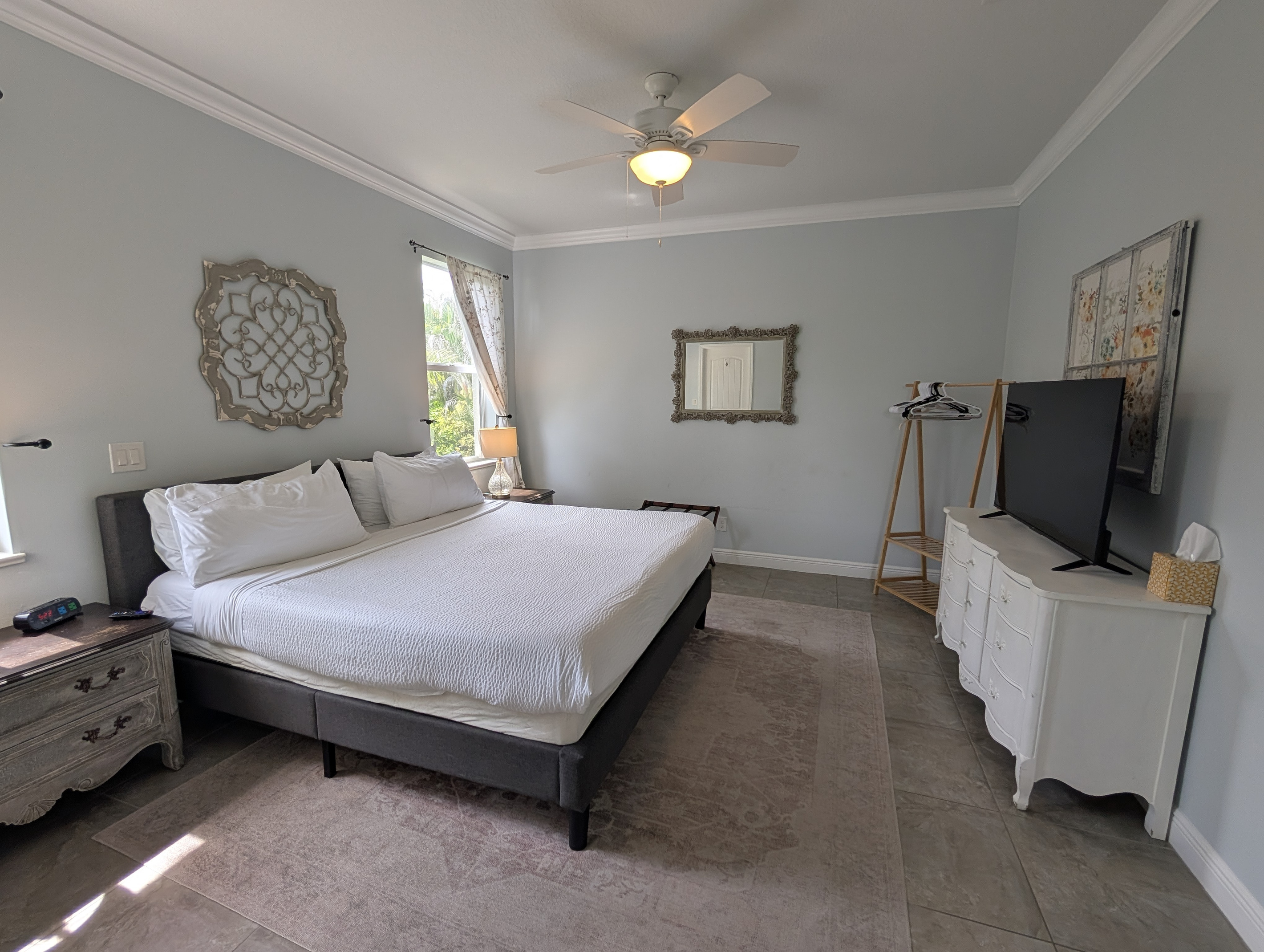 Primary Bedroom (King Bed)