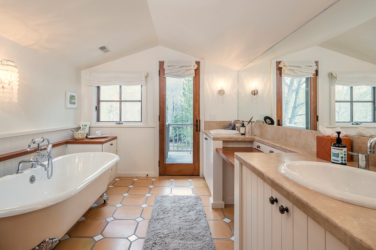BR `1- En Suite Bath with Clawfoot Tub, Dual Vanities