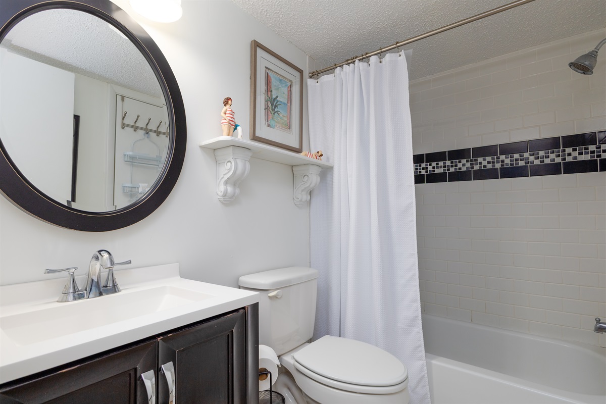 Hallway bathroom with a combined tub and shower