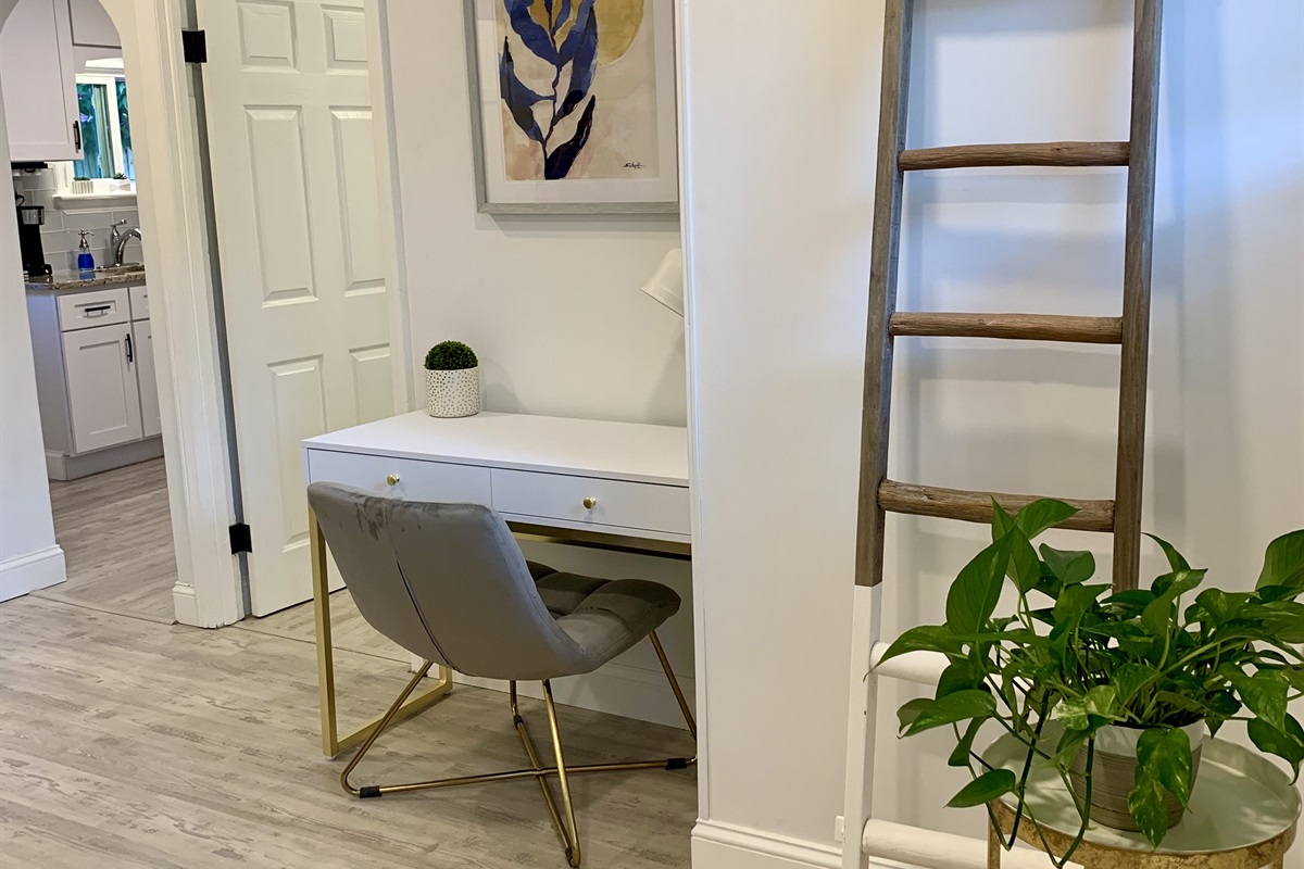 Beautifully decorated Livingroom with dedicated desk workstation