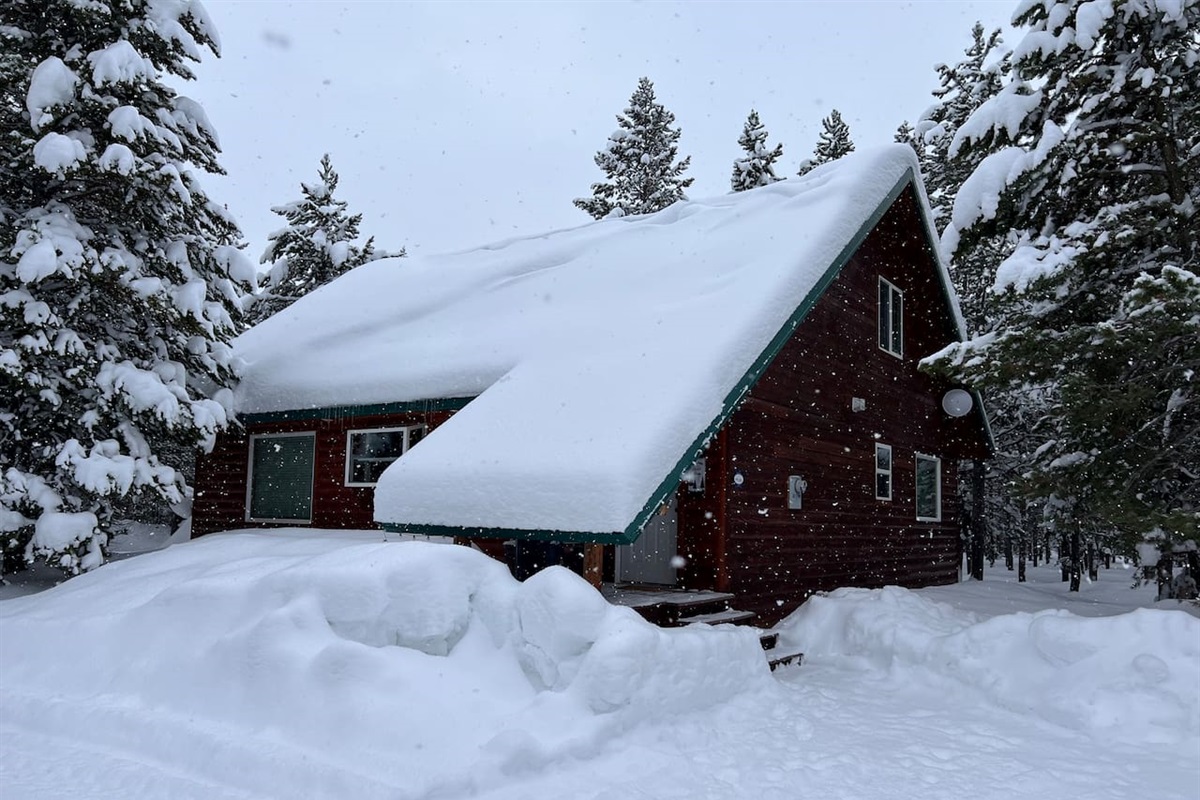 Peaceful and beautiful in the winter. Cabin is well heated.