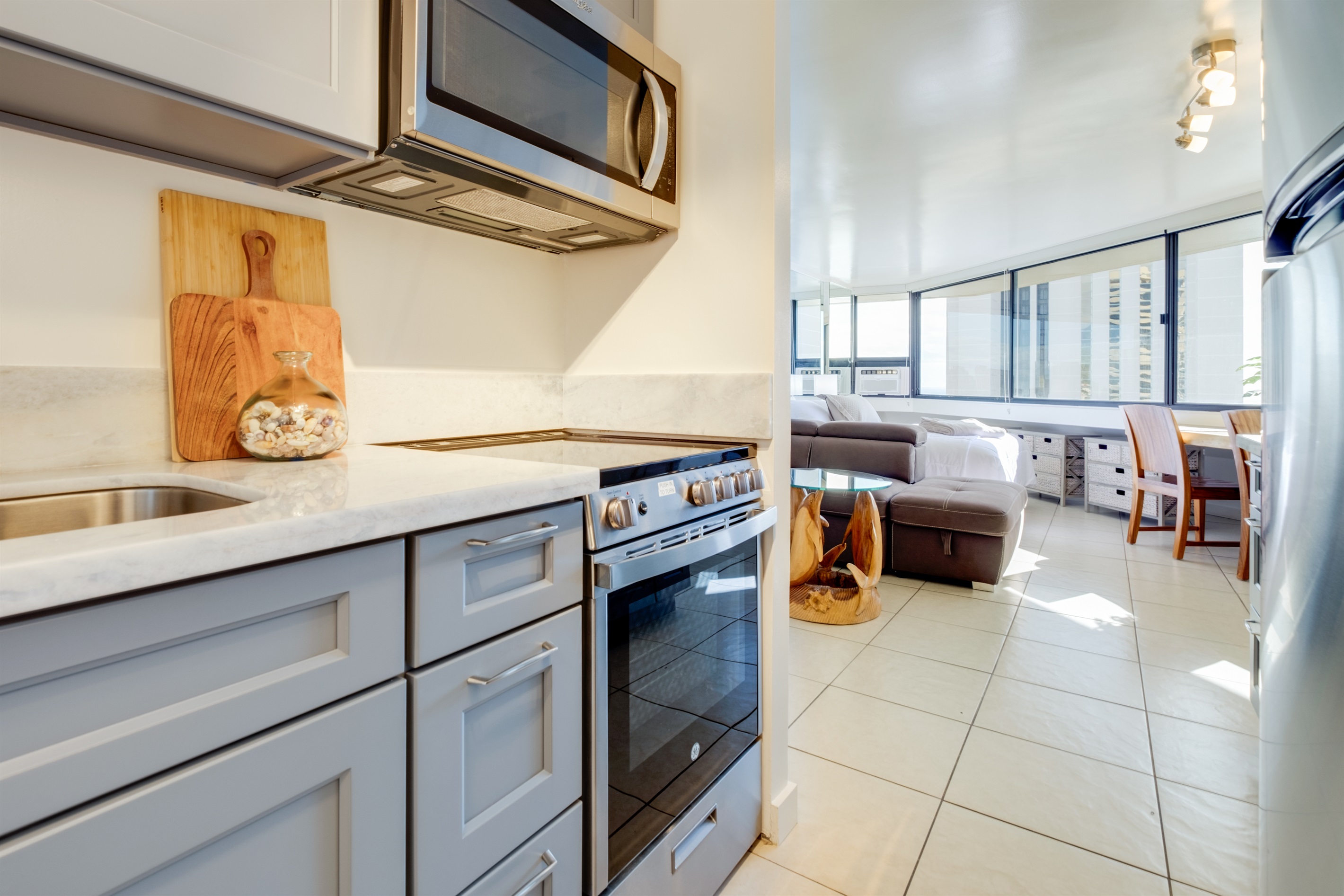 Enjoy the comforts of home in paradise — this modern Waikīkī kitchen is fully equipped for island living. From sunrise breakfasts to sunset cocktails, every meal comes with a view and the spirit of aloha.