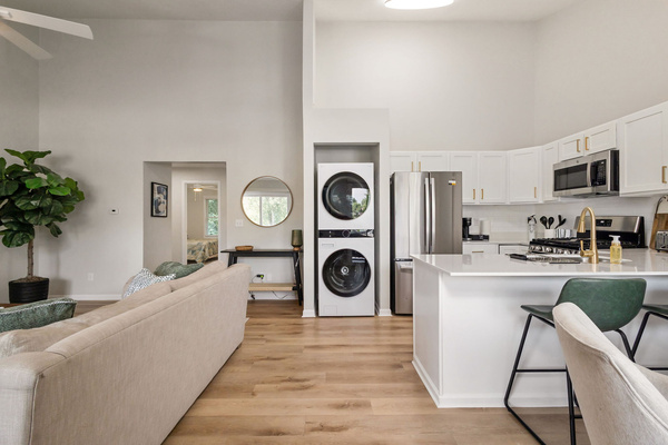 Modern Luxury Condo | Walk to Notre Dame | 2BR/2BA | Parking, photo 14