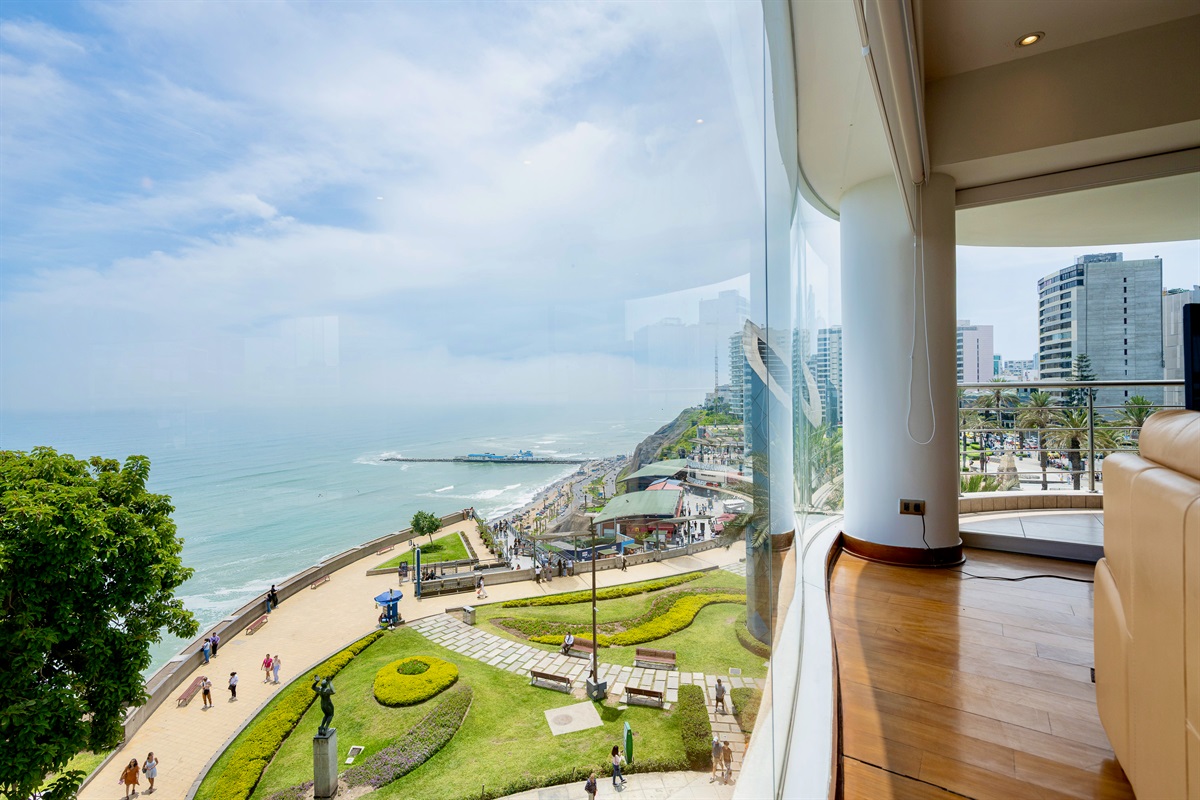 View from the living room to the Malecón and the Pacific Ocean — a postcard-perfect moment every day.  /   Vista desde la sala al Malecón y al Océano Pacífico: un momento de postal perfecto cada día.