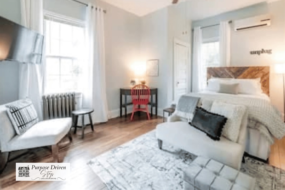Welcome to the Cottage, a private studio apartment in the beloved Rivermont historic district of Lynchburg, VA.