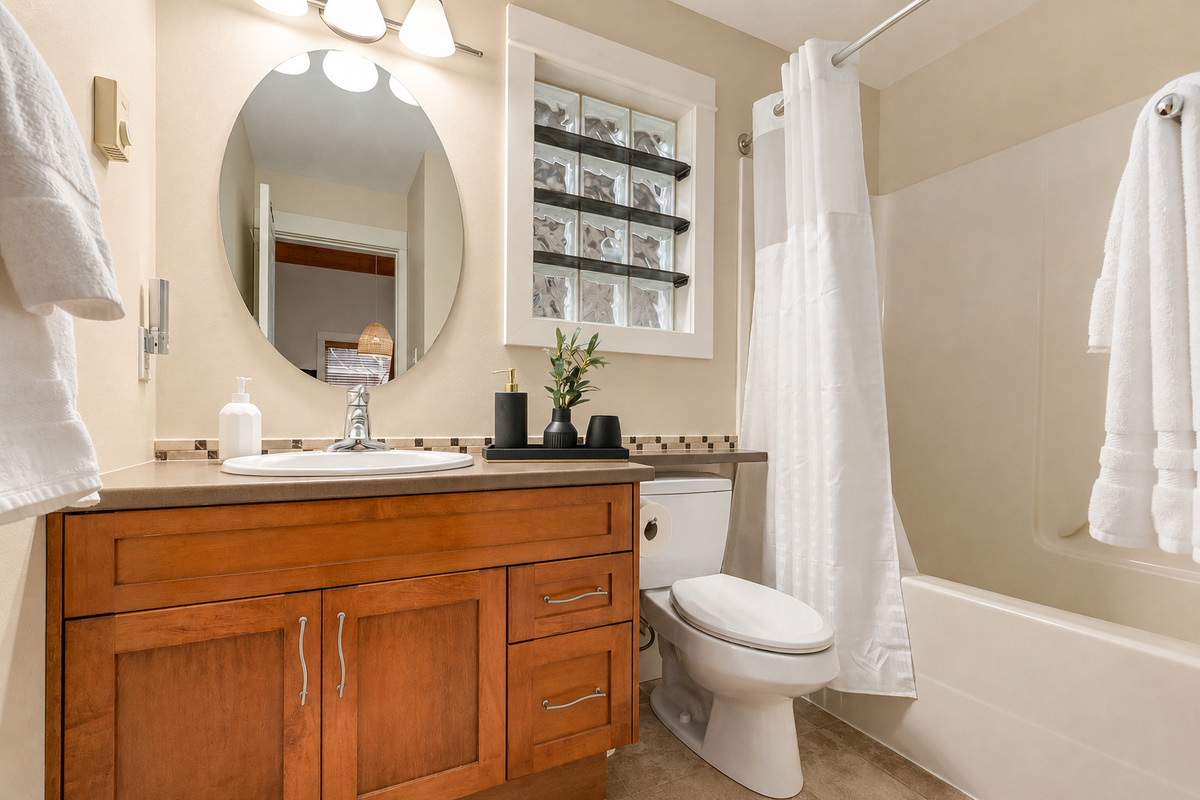 2 pristine bathrooms (full downstairs & shower upstairs)