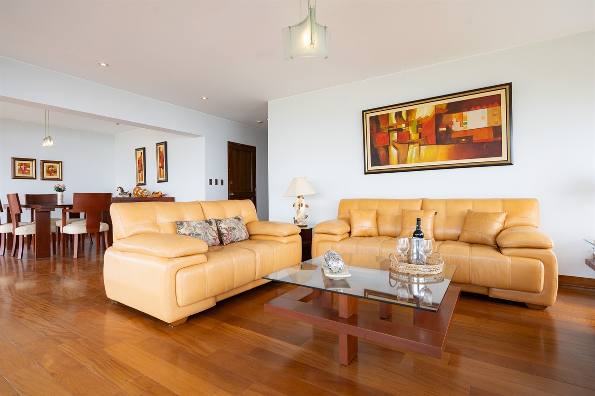Spacious living room / Amplia sala de estar