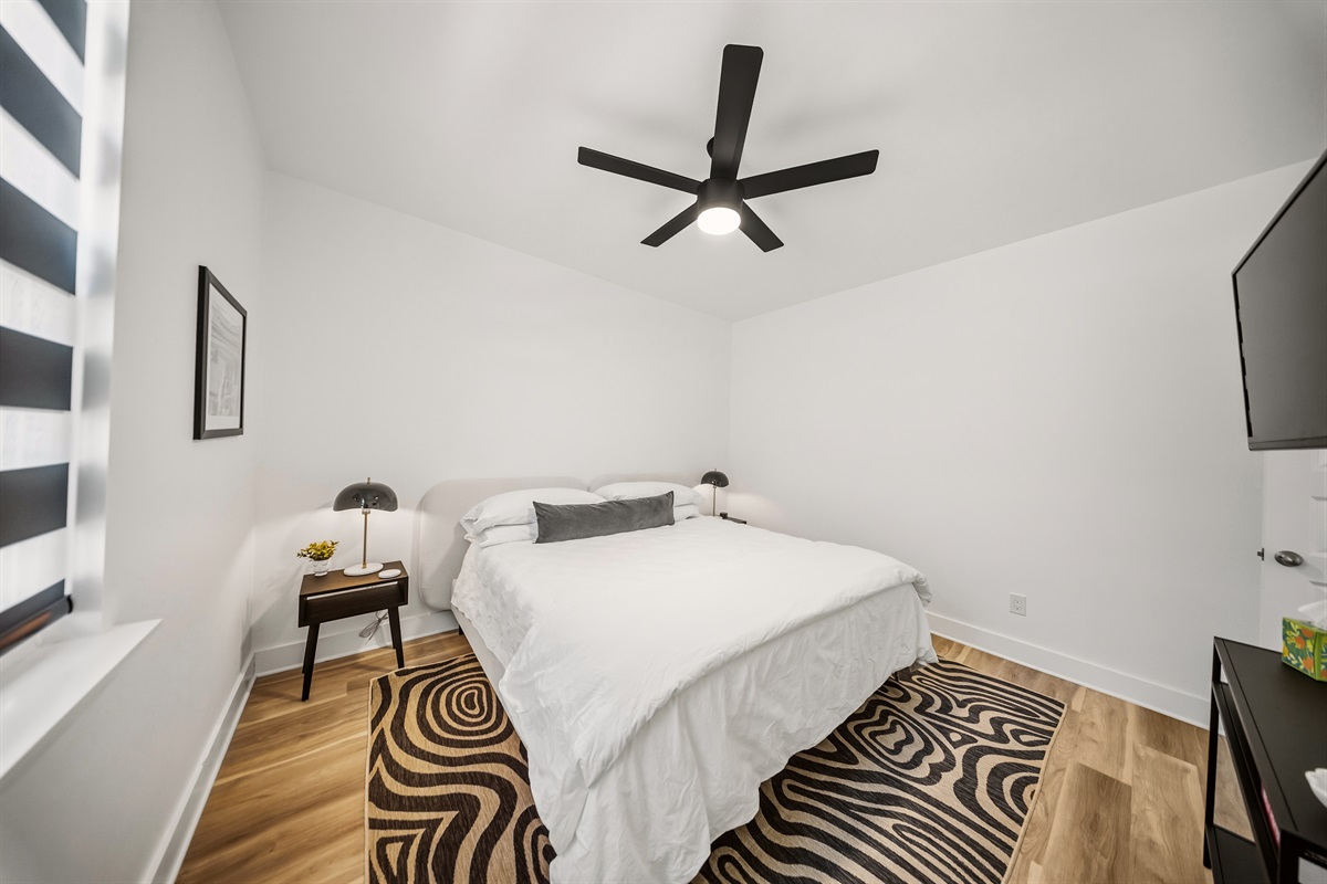 Downstairs bedroom, King-size bed 