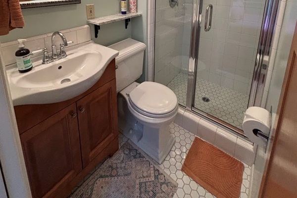 Front bedroom's en-suite bathroom