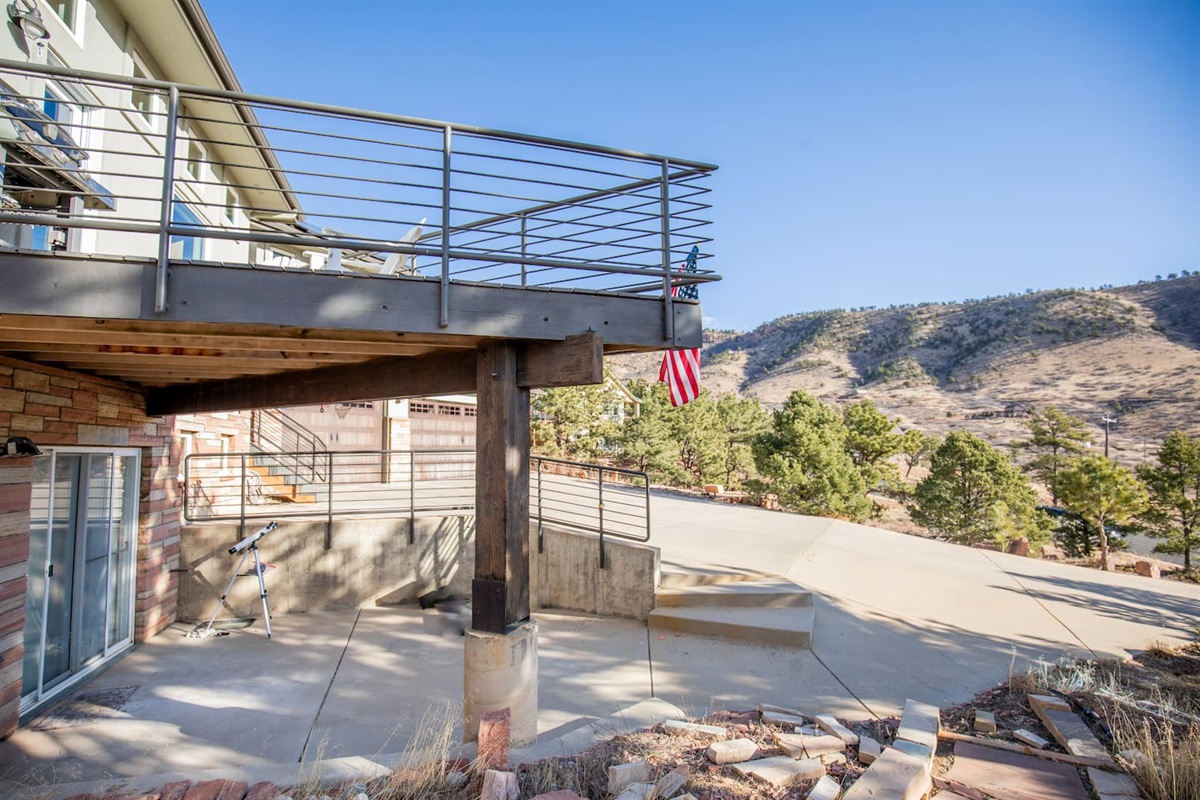 Cook, dine, and unwind on the kitchen deck with sweeping mountain views, while the walkout basement provides extra space for cozy gatherings or quiet retreats.