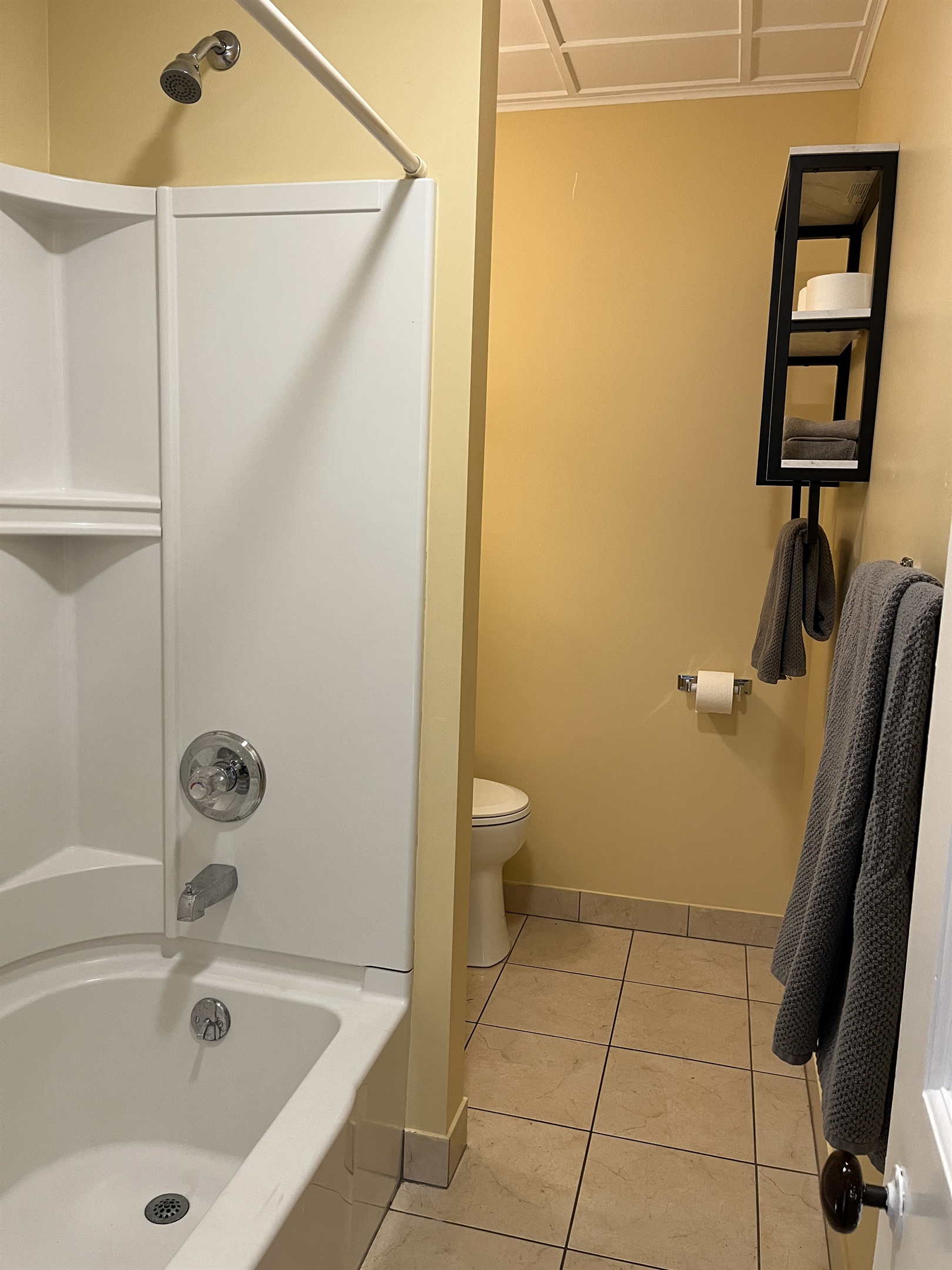 Cooperstown Cottage 2nd floor full bathroom with tub/shower combo.