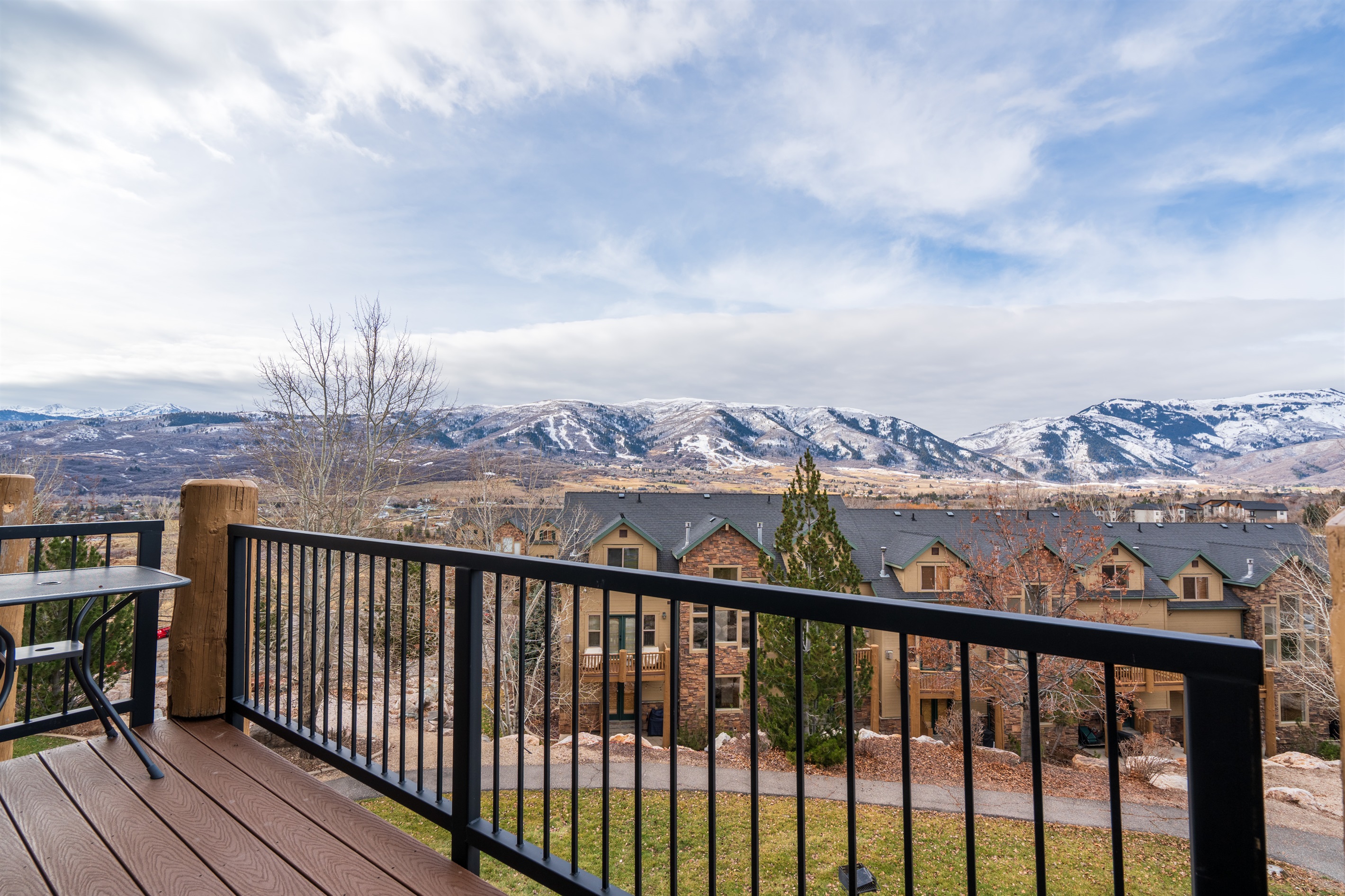 Enjoy the spectacular mountain view from the deck!