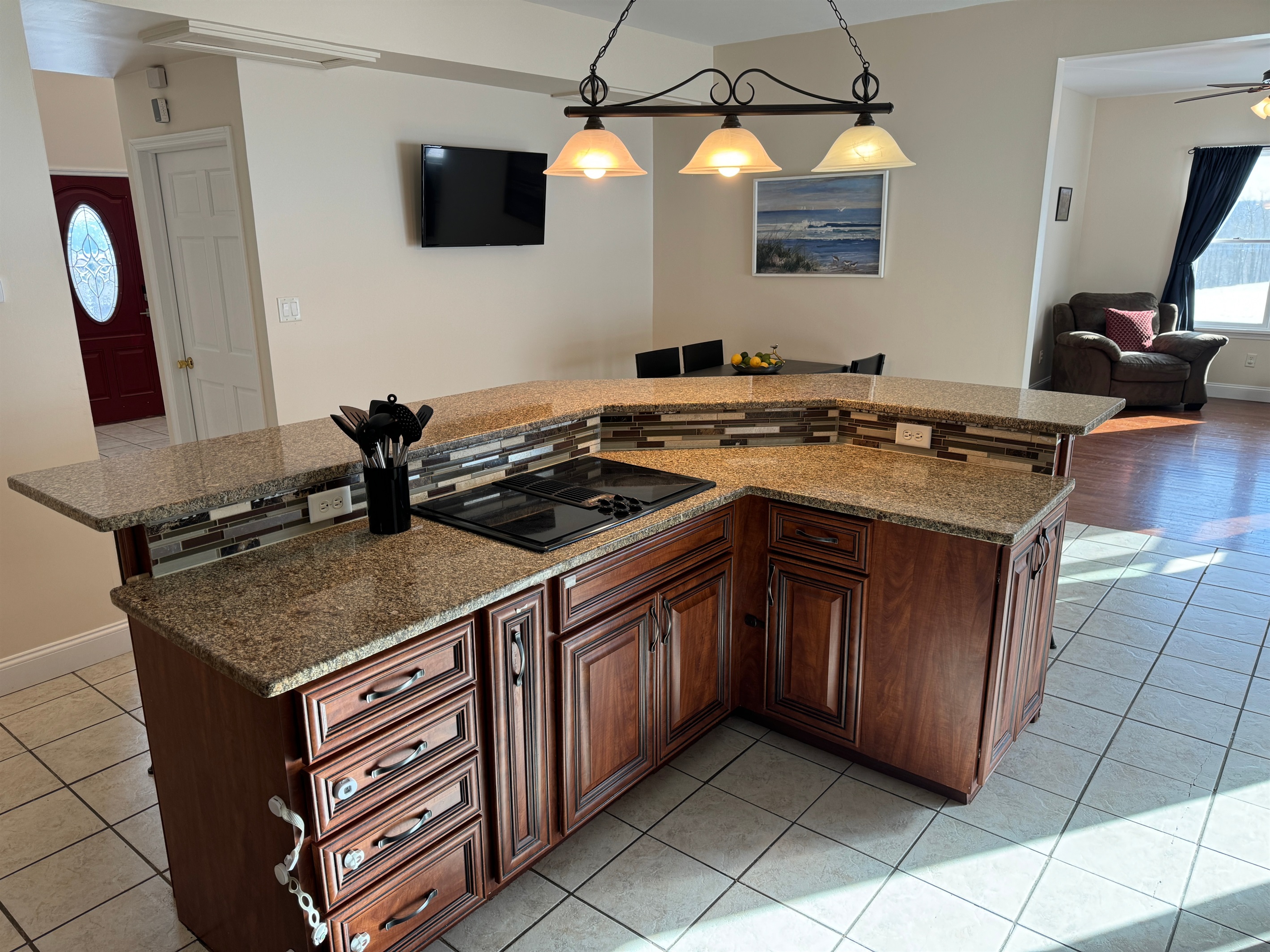 Eat-in kitchen with breakfast bar