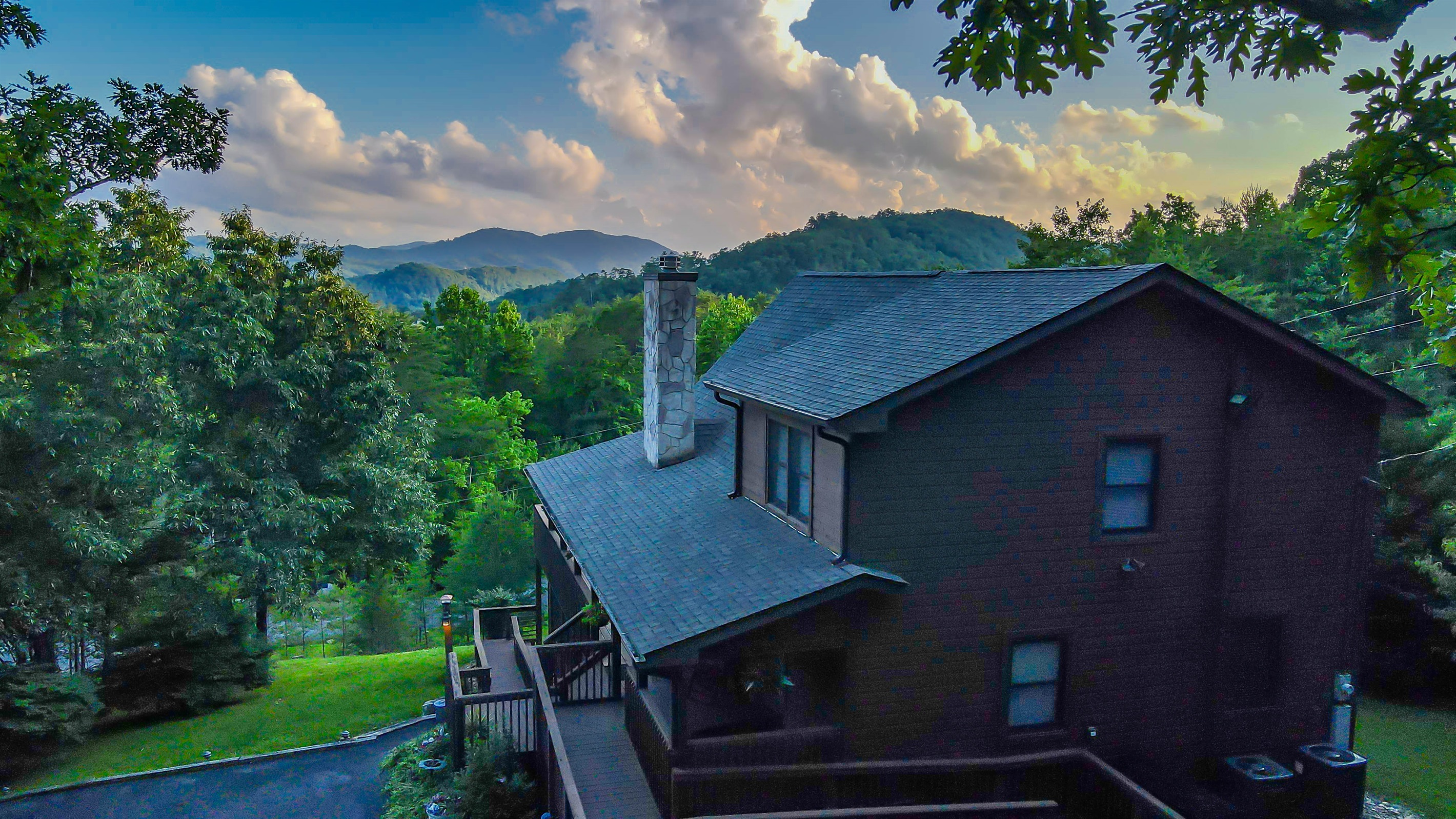 Private Wrap around deck, hot tub under the stars, 2 king suites, dog run