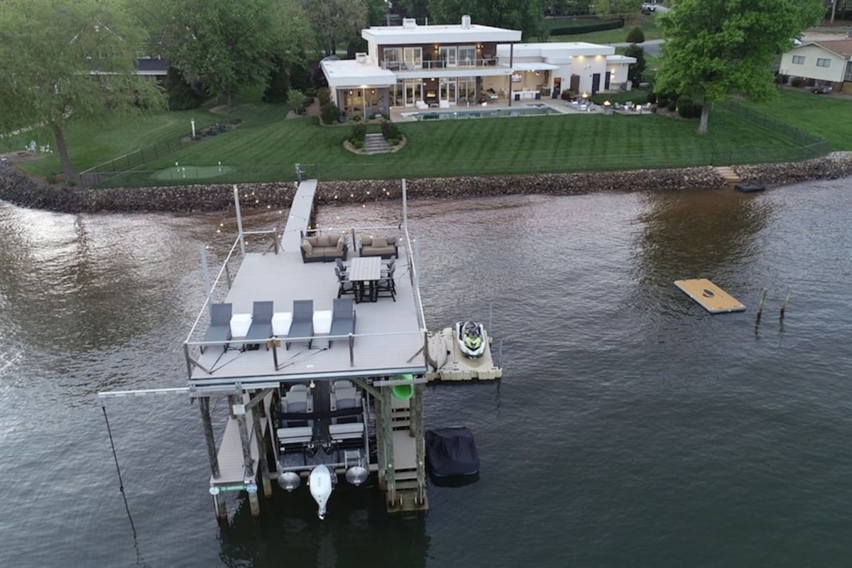 Double decker party dock