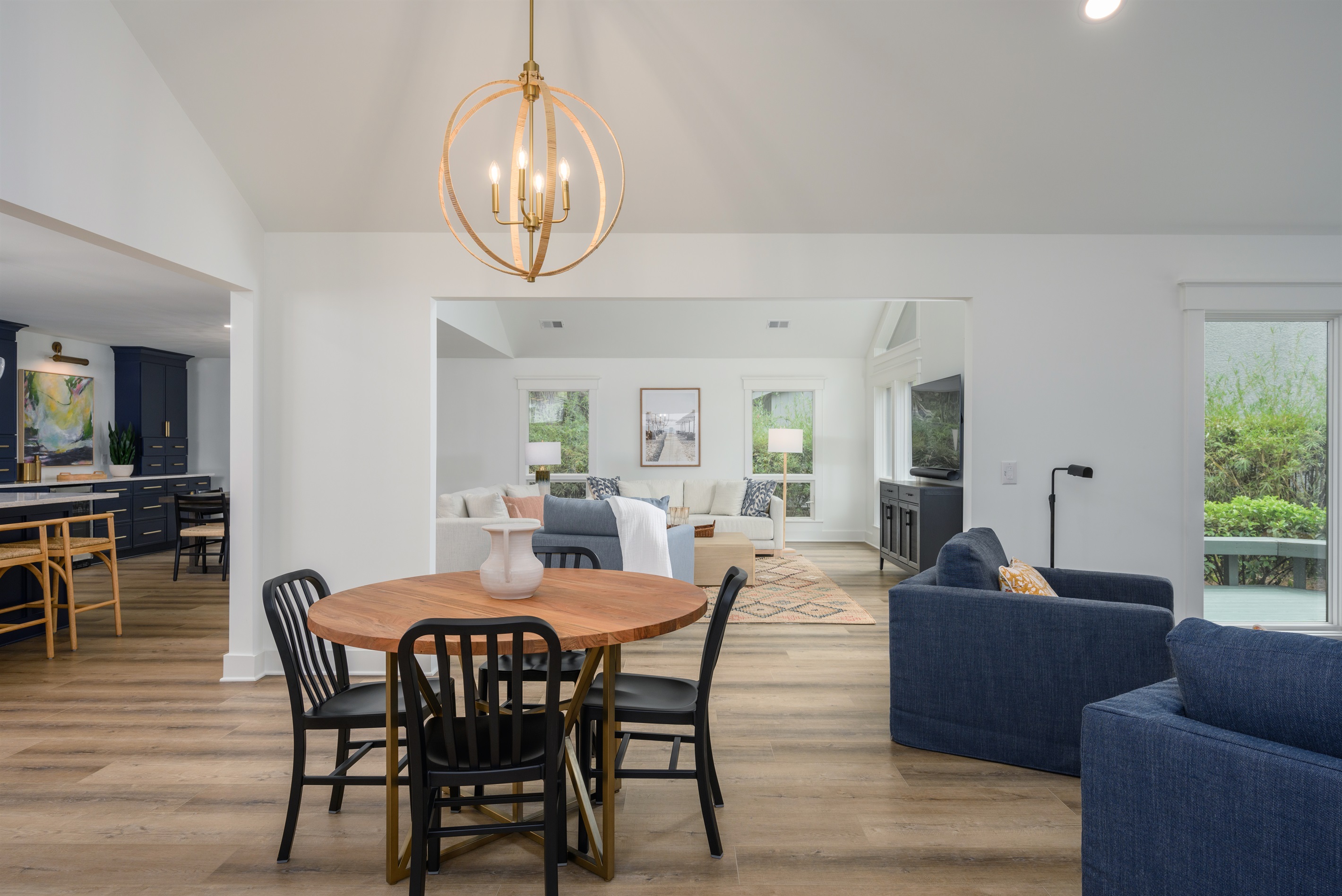 Casual table in the living room, great for card games, puzzels, or overflow guests