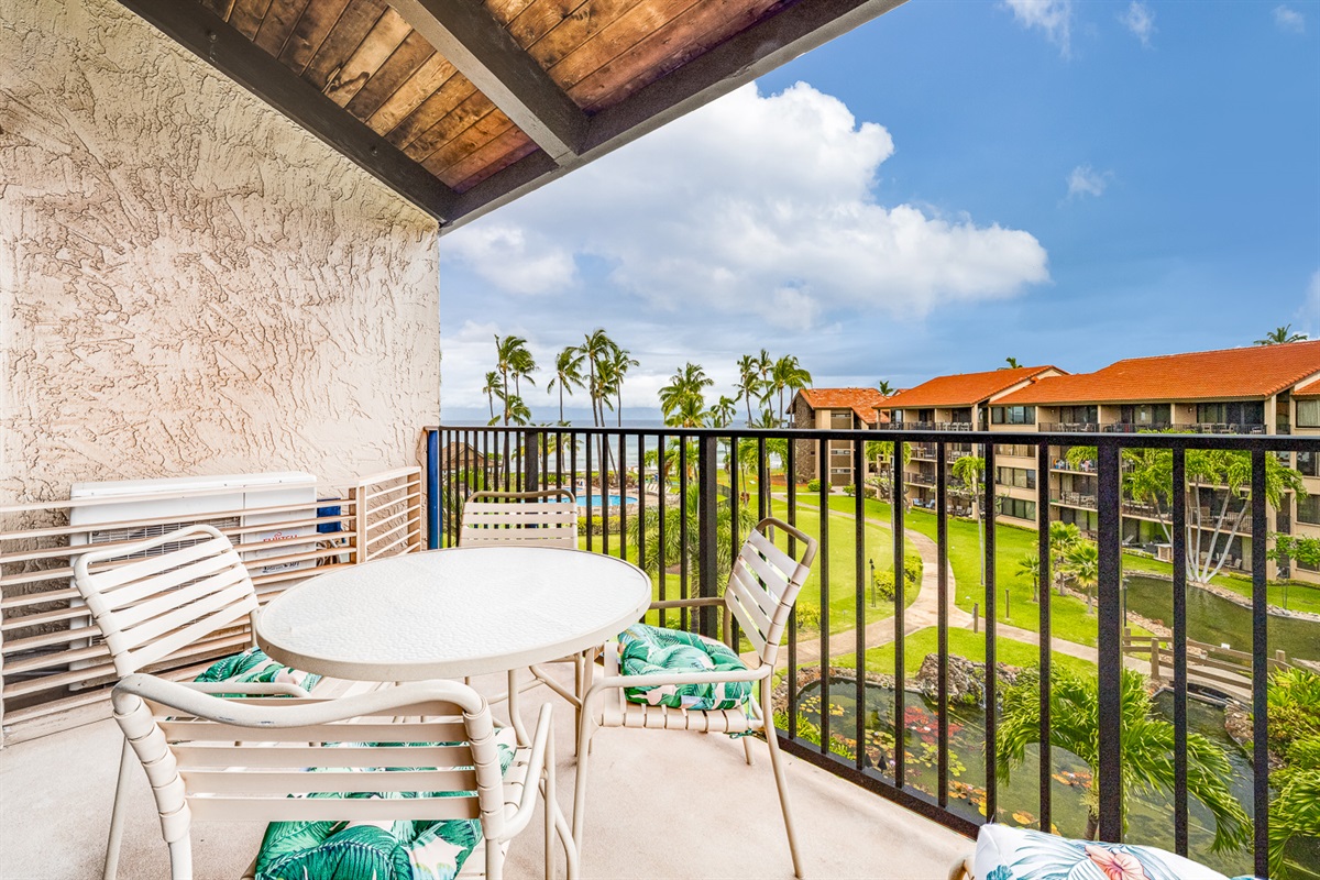 Open-air dining, aloha style