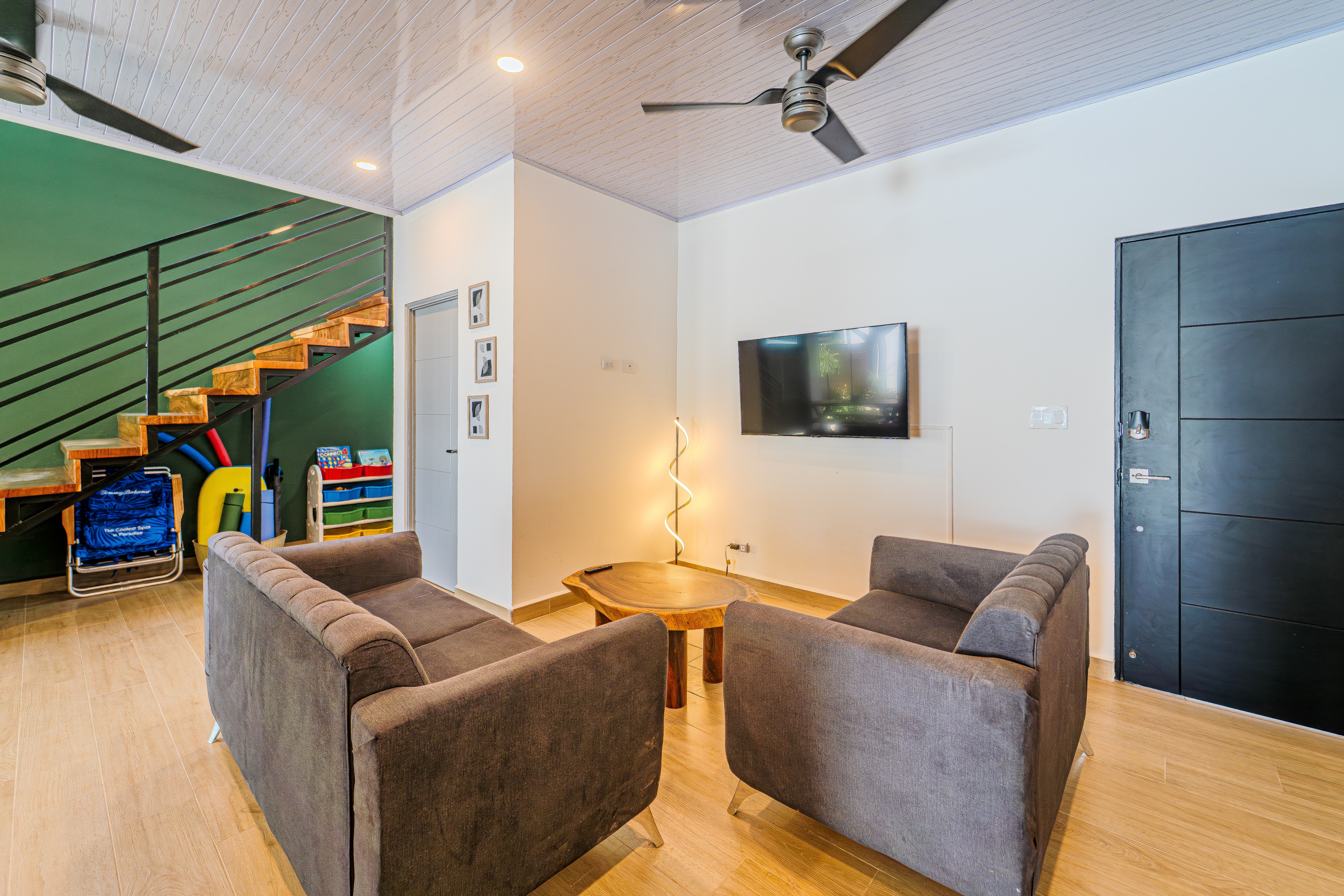 Two and three-seater sofas, smart TV. Post-beach movie nights start here.
