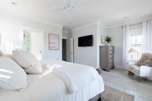 2nd Floor Onsuite Primary Bedroom with King Bed