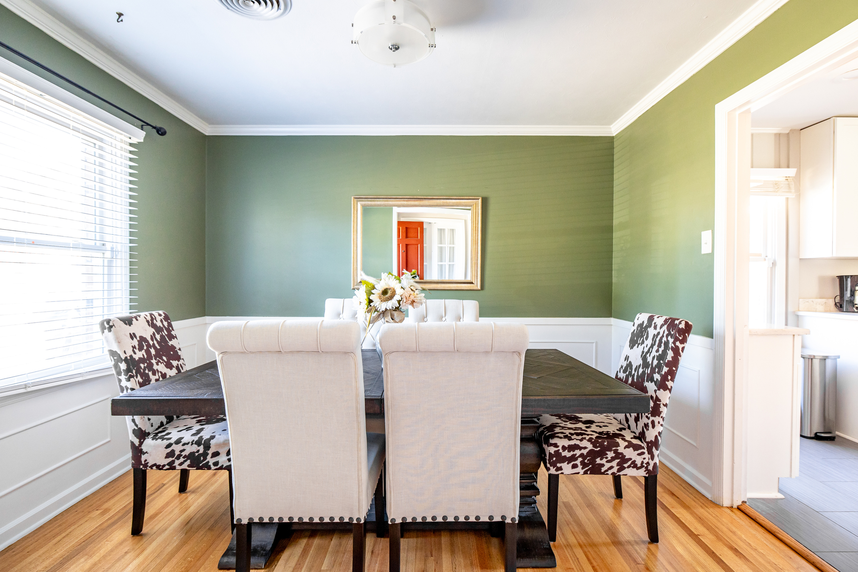 Dining Room with 6 seated dining table. Two spare chairs provided for groups of 7-8