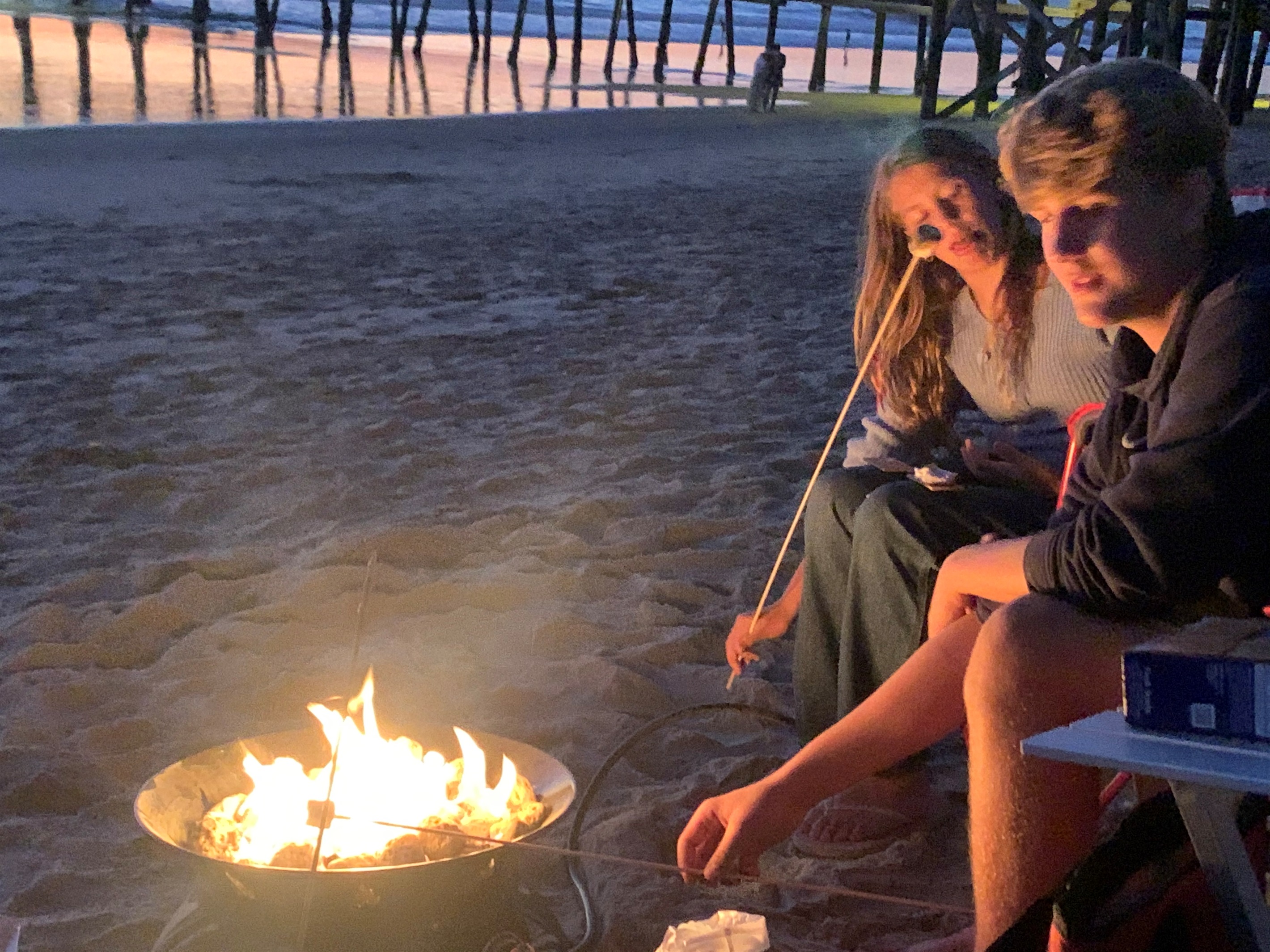 Quintessential California beach fire nights 🔥🌊

Enjoy cozy evenings right on the sand with our complimentary portable propane fire pit (fuel included) and beach wagon — perfect for sunset views, s’mores, and making classic SoCal memories by the ocean.