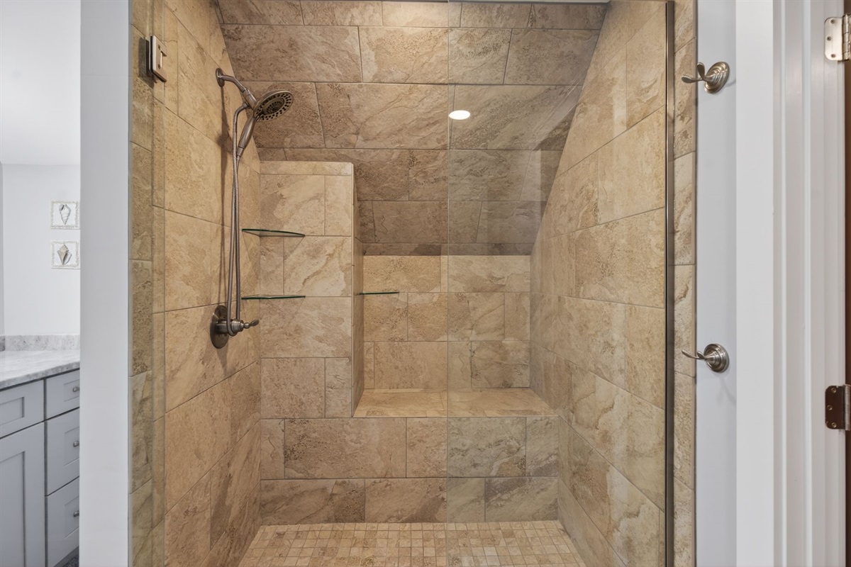 Full bathroom en-suite