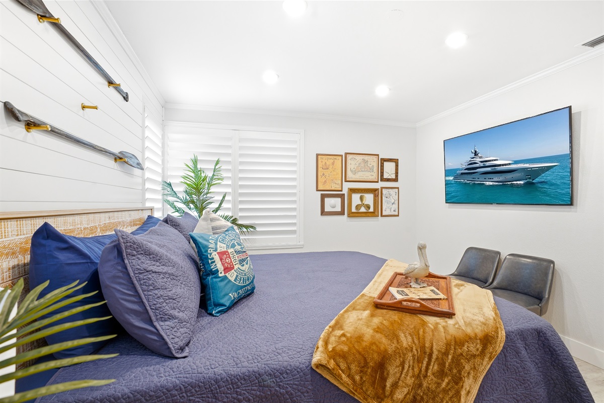 The tropical room with colorful touches and a smart TV perfect to lounge after a day in the sun
