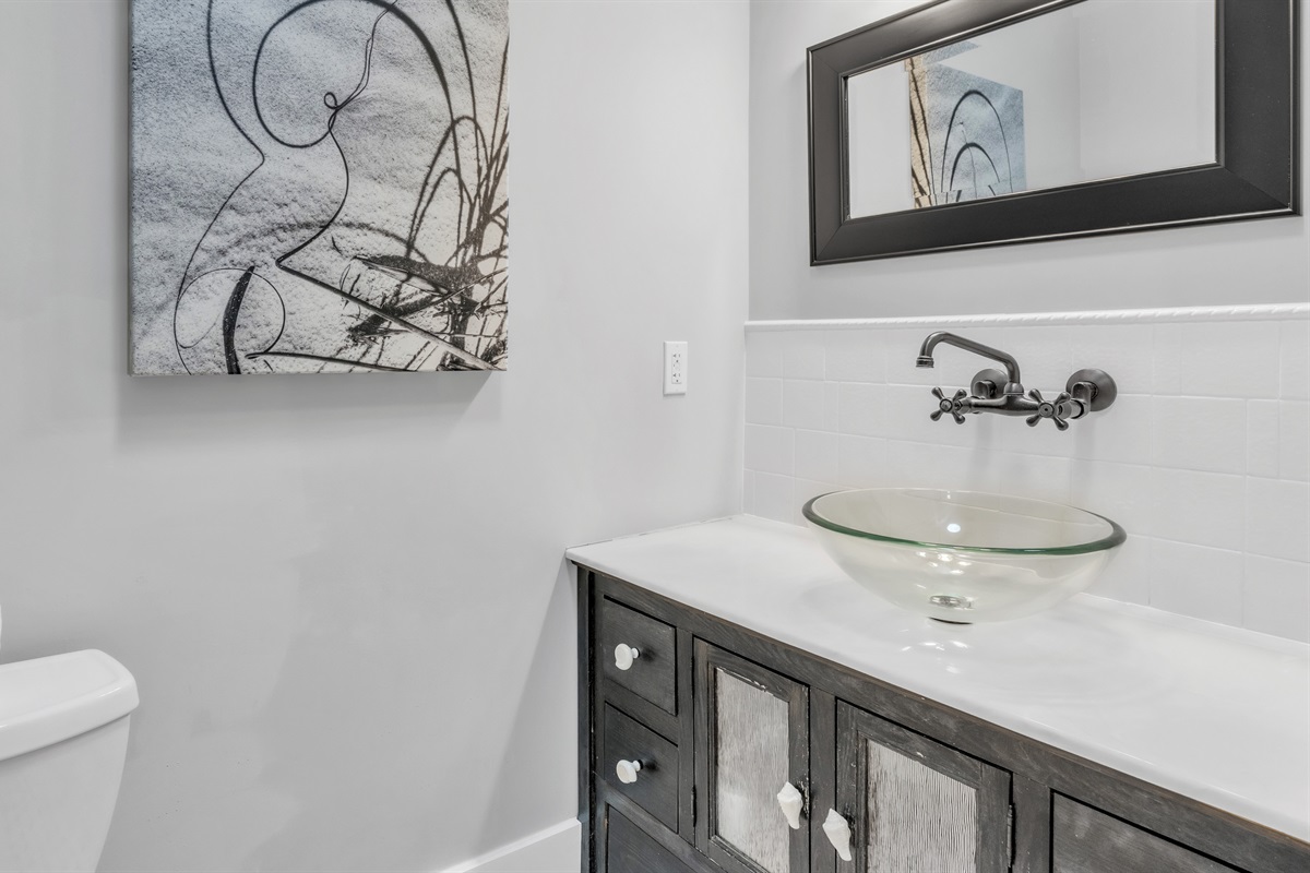 Little bathroom by Pooldeck Entrance – AMIBH