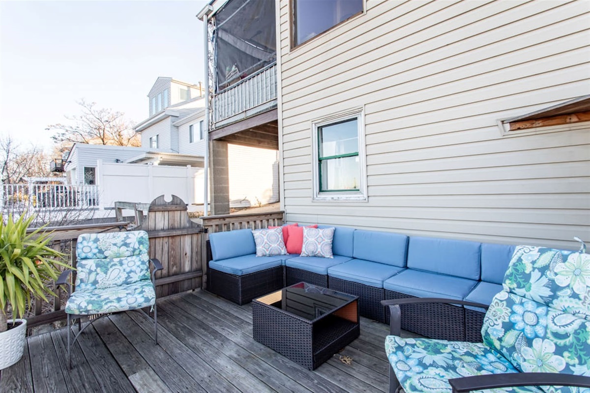 This deck is 100% private, all yours during your stay. No interruptions. Just relaxation.