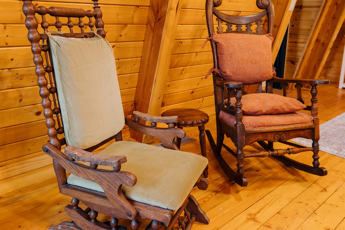 Poppywood Pines’ dining room is a warm, multifunctional space with a full dining table, vintage accent chairs, bar area, TV, and dog bed—ideal for family meals, game nights, and cozy gatherings in the White Mountains.