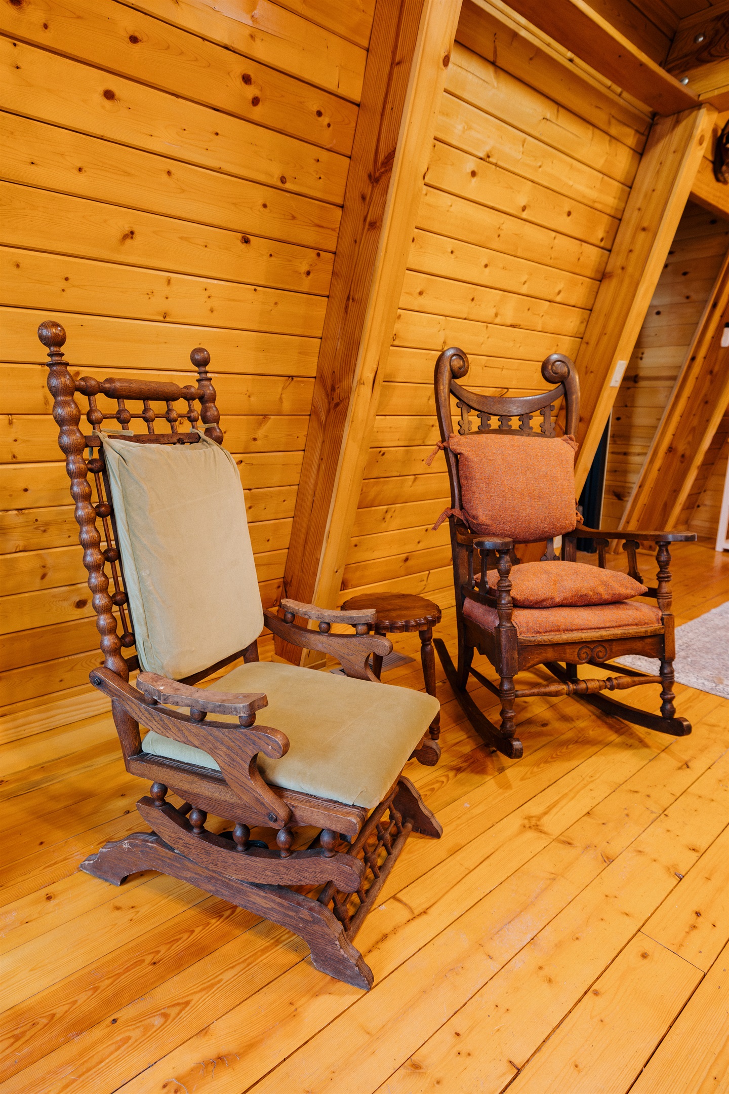 Poppywood Pines’ dining room is a warm, multifunctional space with a full dining table, vintage accent chairs, bar area, TV, and dog bed—ideal for family meals, game nights, and cozy gatherings in the White Mountains.