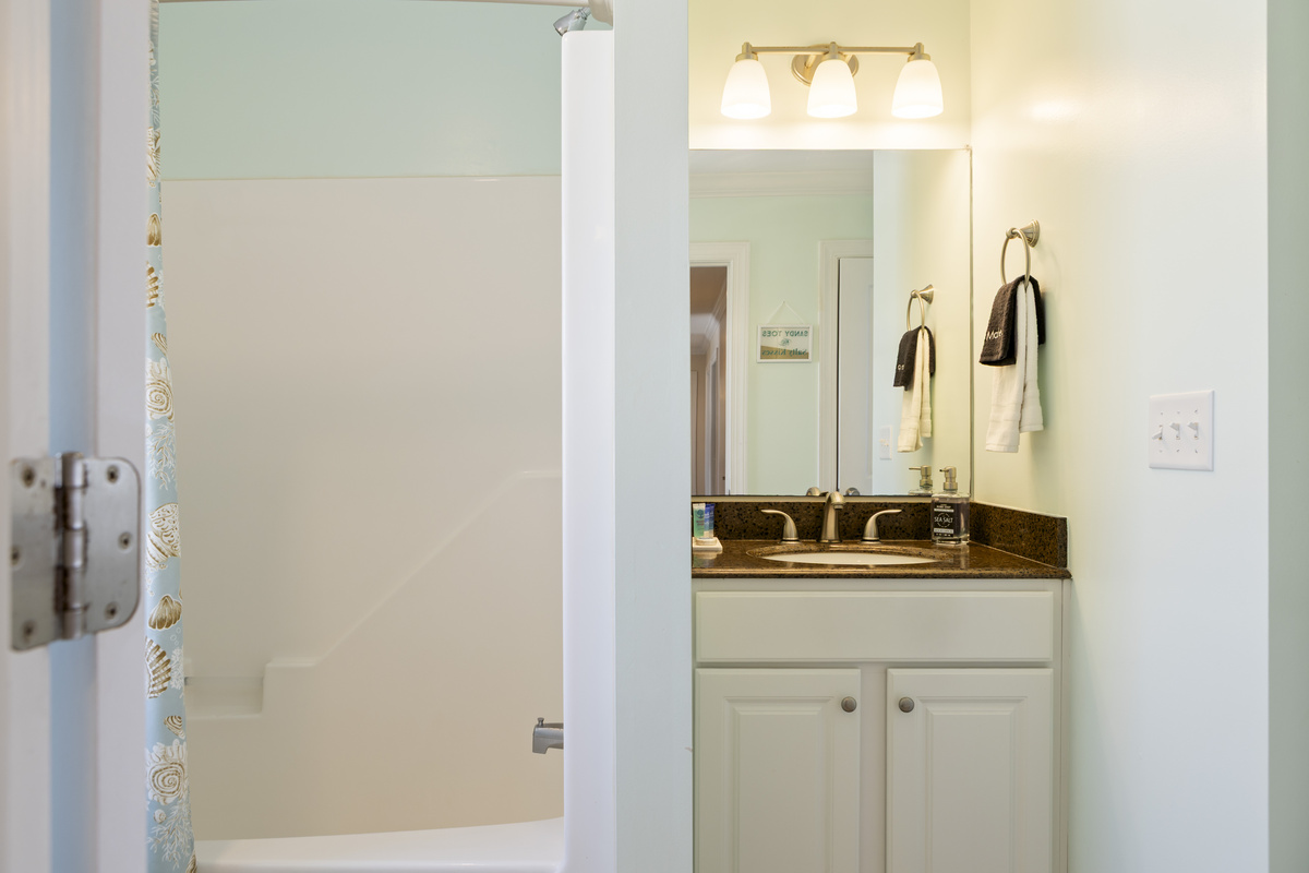 Bath linens provided