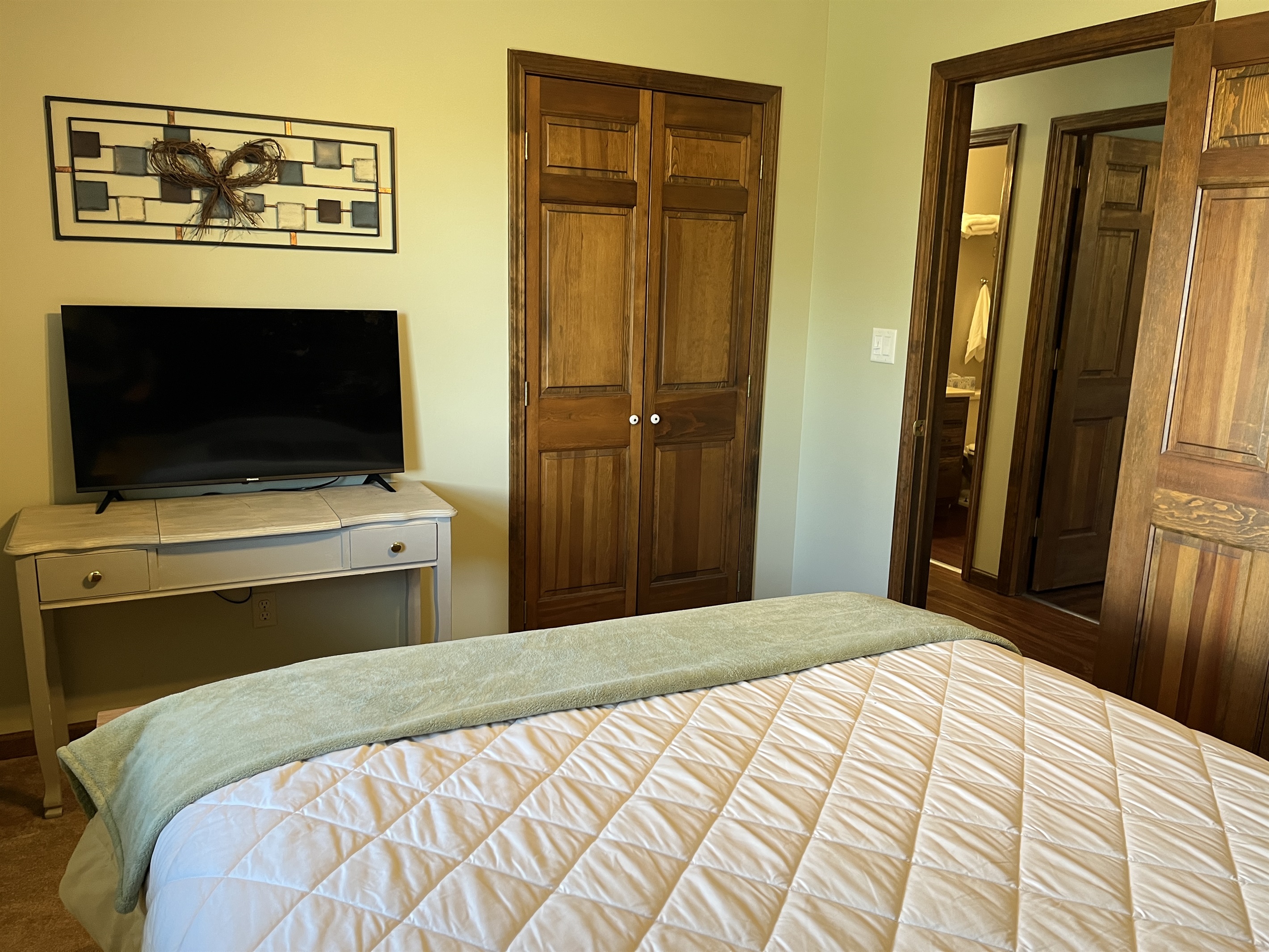 Queen bedroom #2