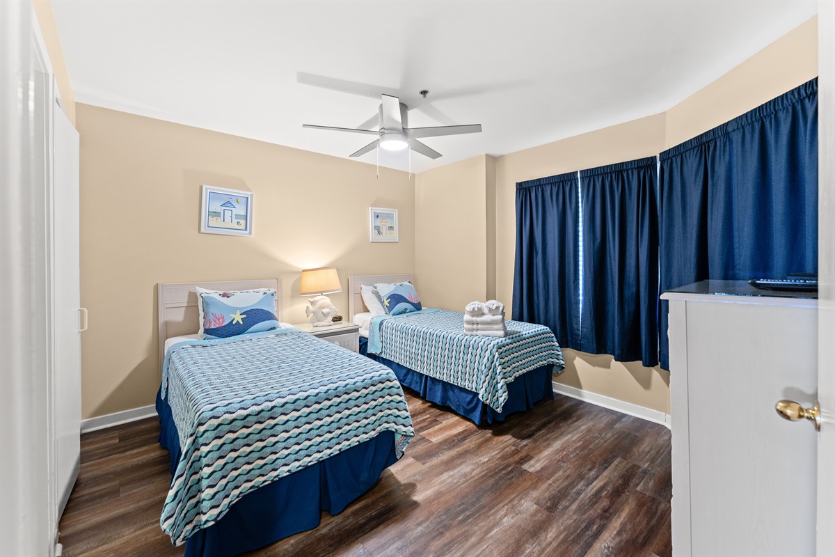 Spacious 2nd Bedroom with twin beds