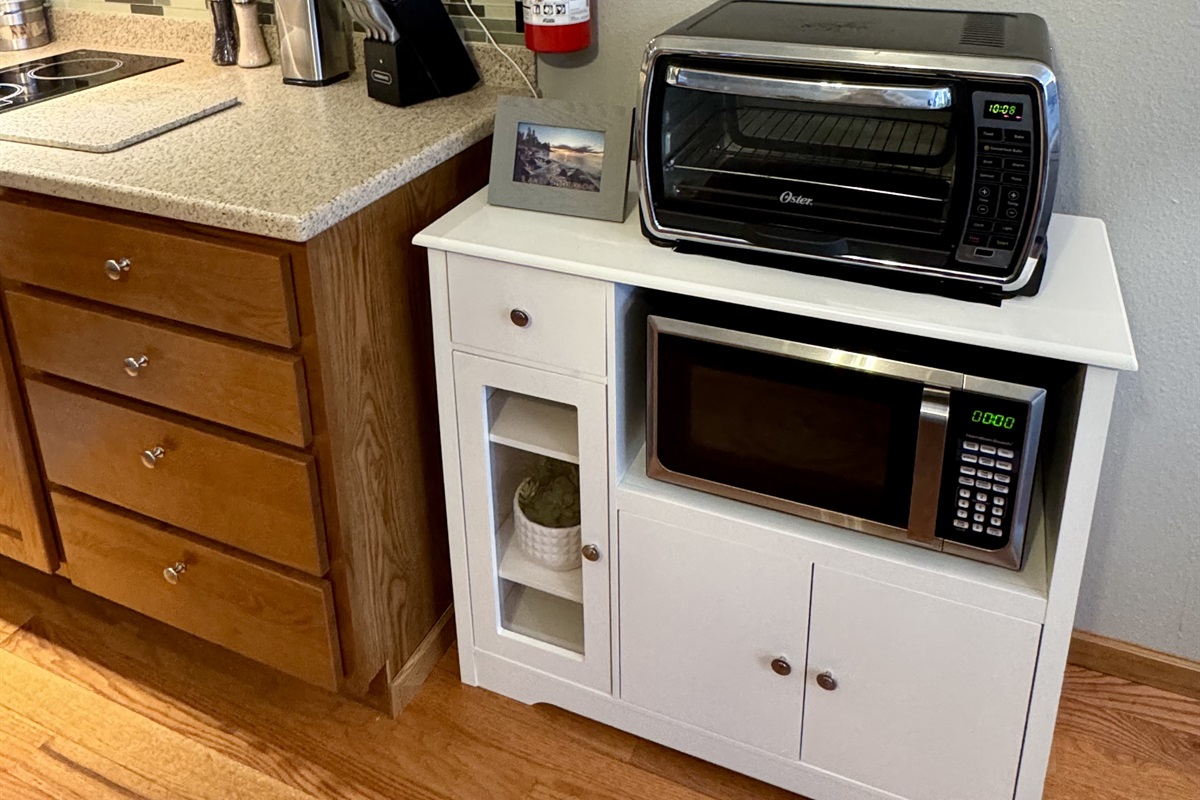 Microwave and toaster **NO Oven** in this rental plan meals ** Grill provided  NO dishwasher 